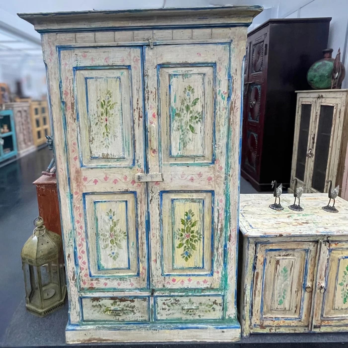 Bunter Holzschrank mit Blumendekor