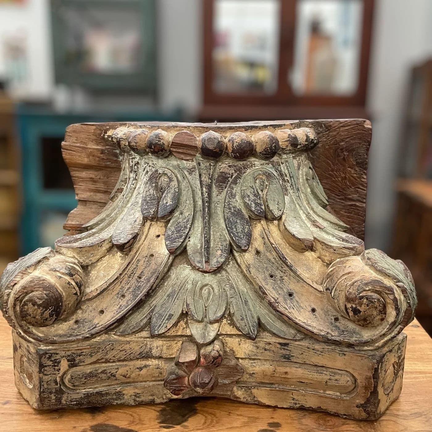 Massiver Wandkerzenhalter mit Patina