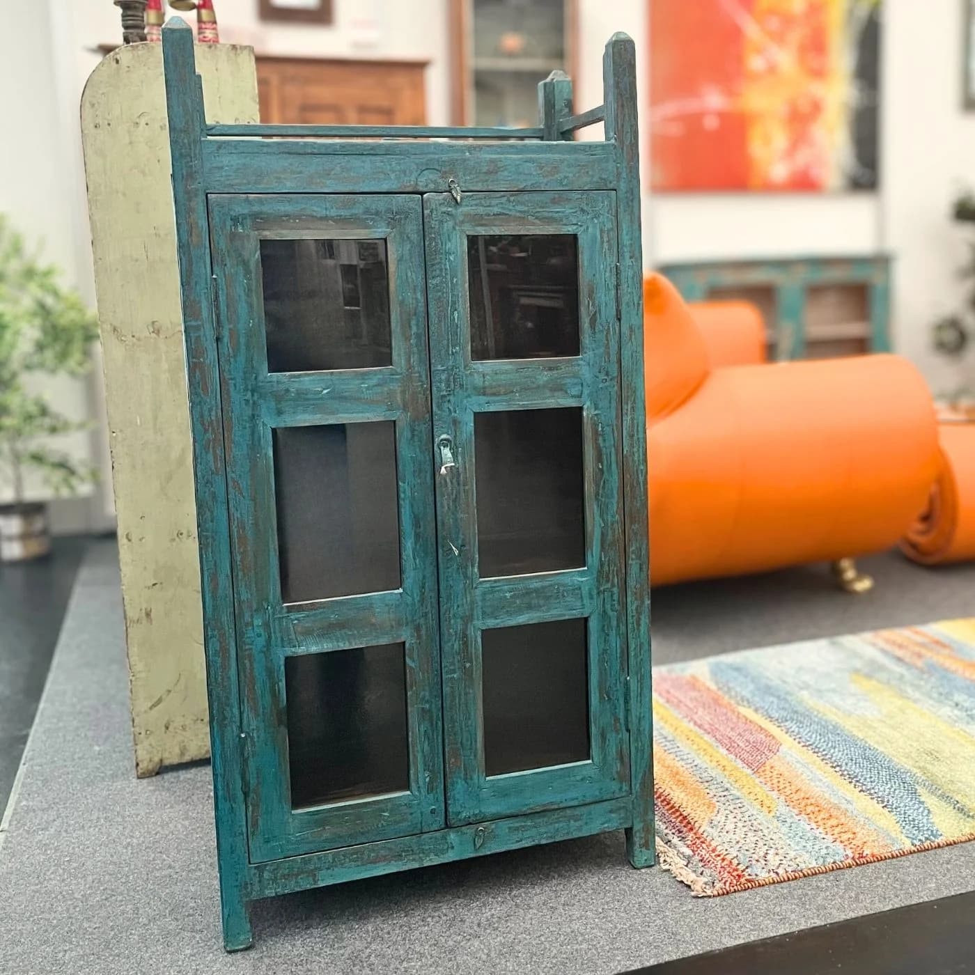 Blaue Vitrine