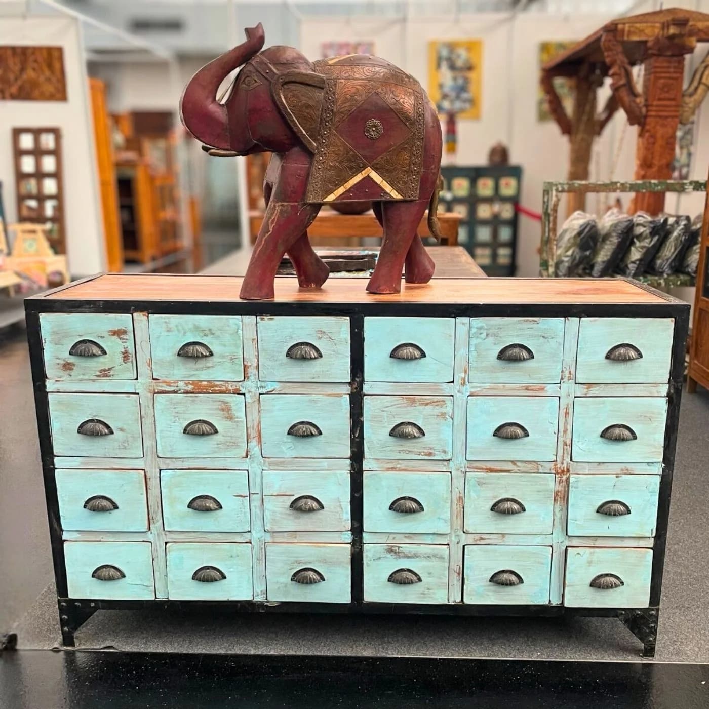 Apothekerschrank in Industrie Stil
