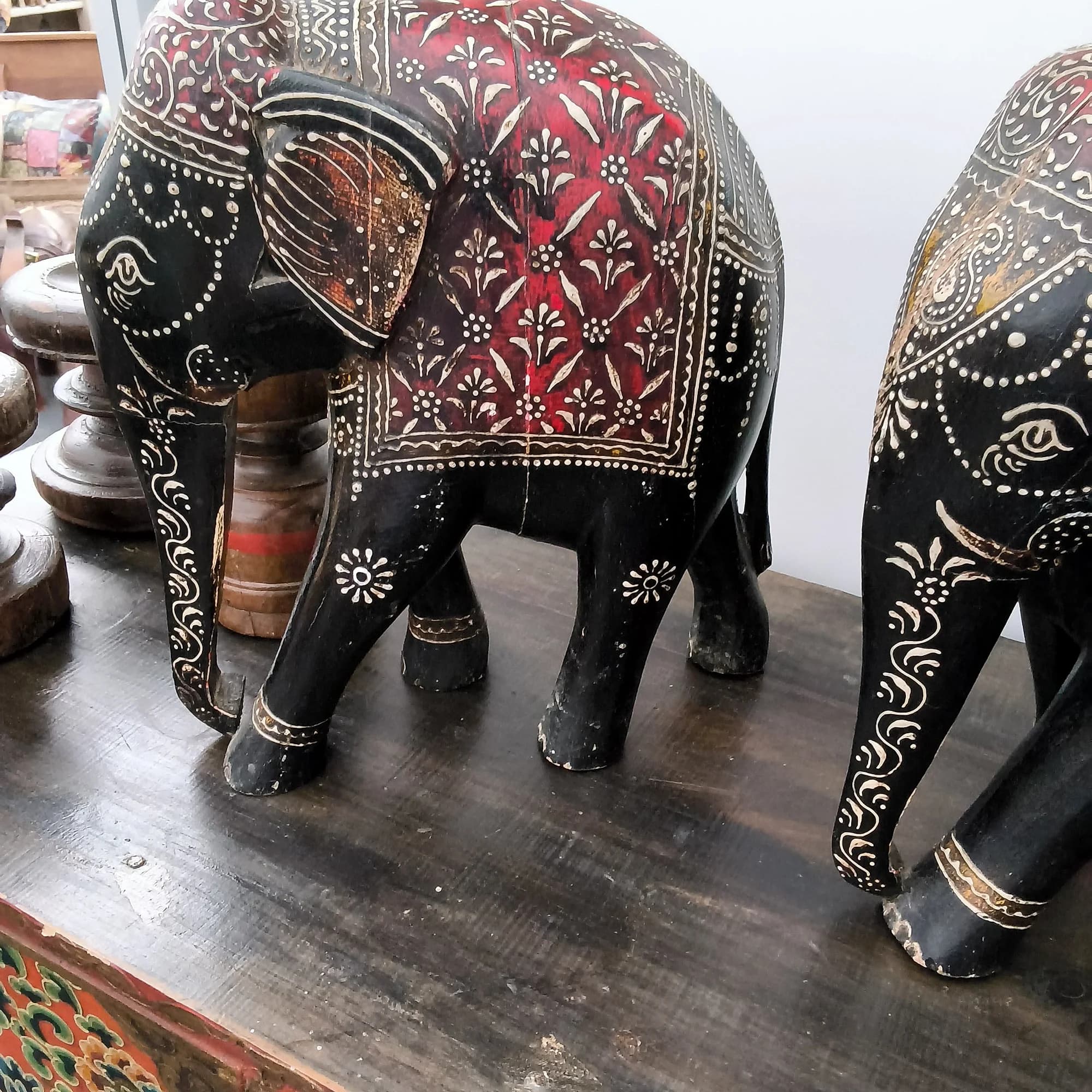 Holzelefant mit feinen Mustern und goldenen Verzierungen