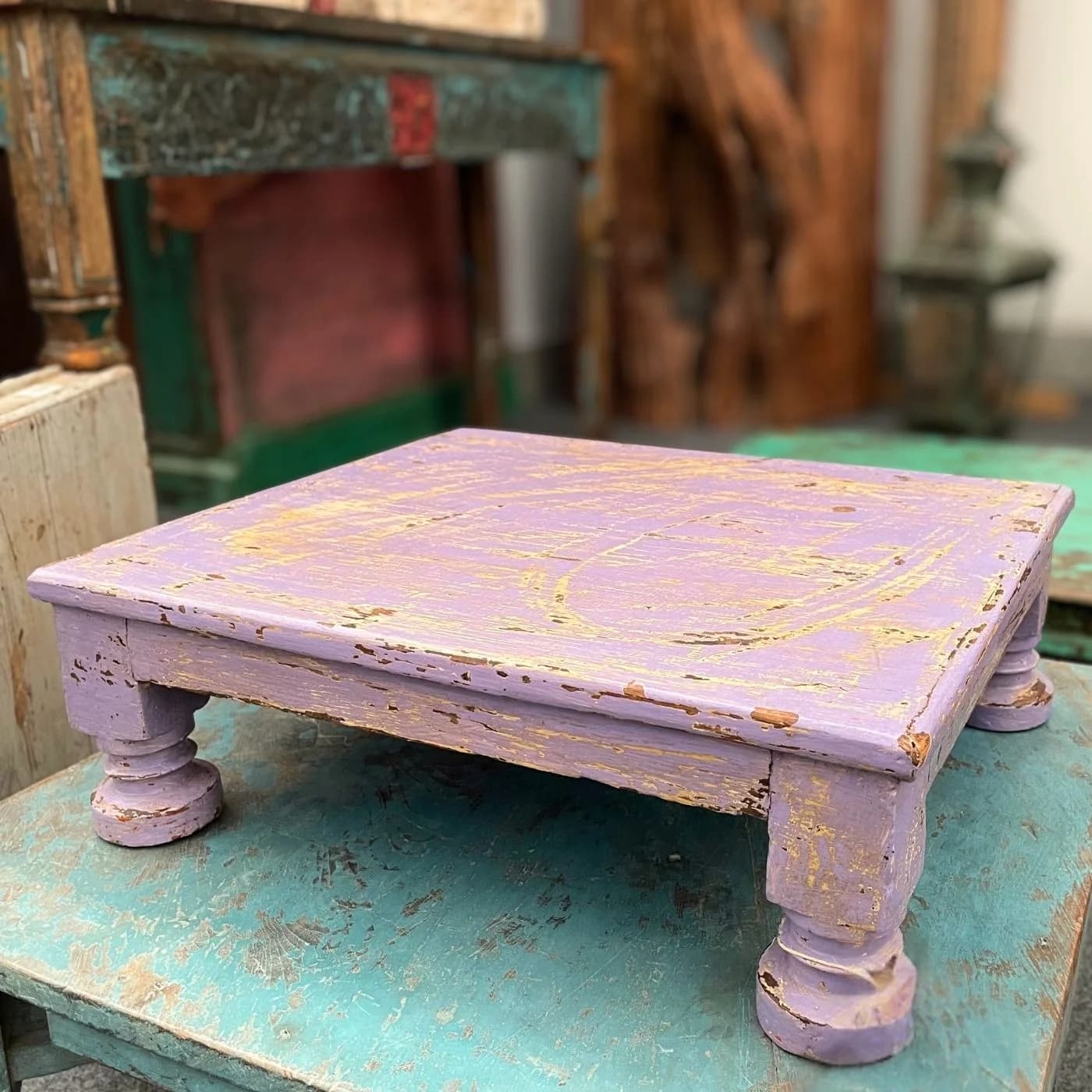 Kleiner Bodentisch aus Holz mit Patina