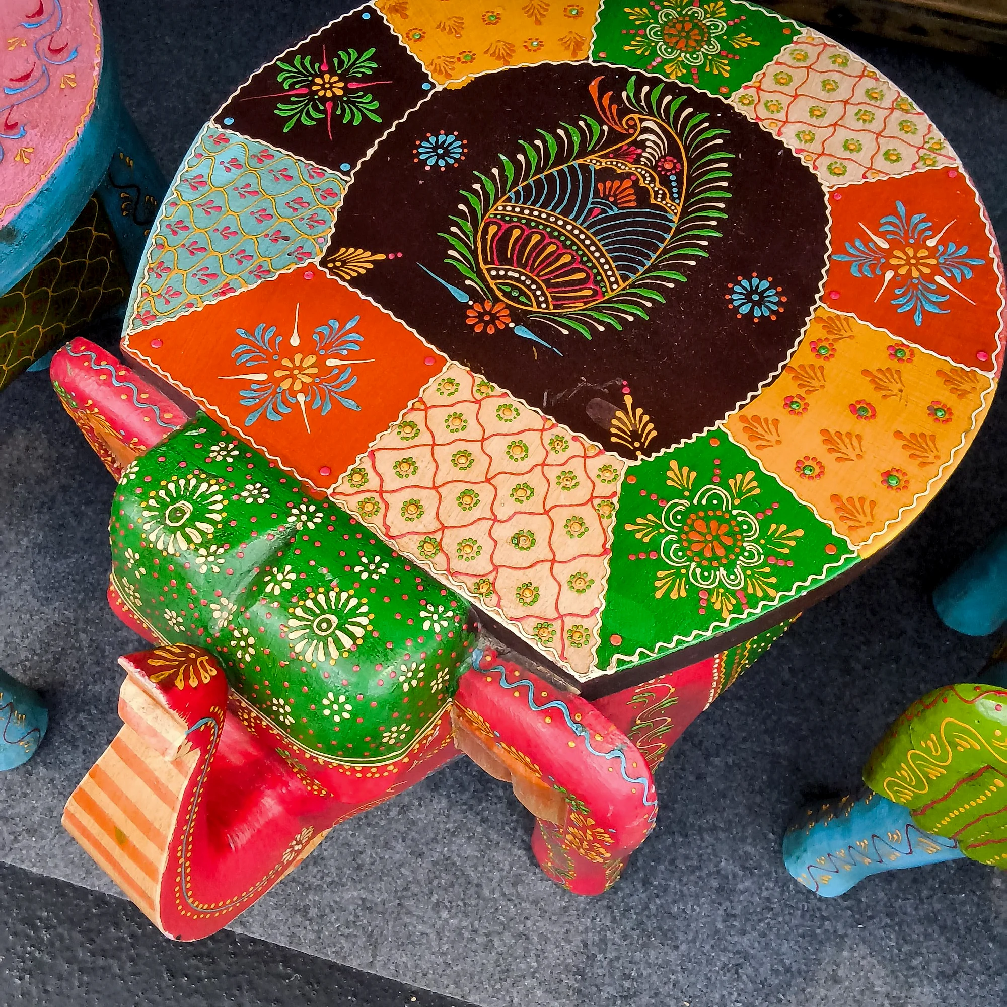Blumentisch Elefantenmotiv mittel