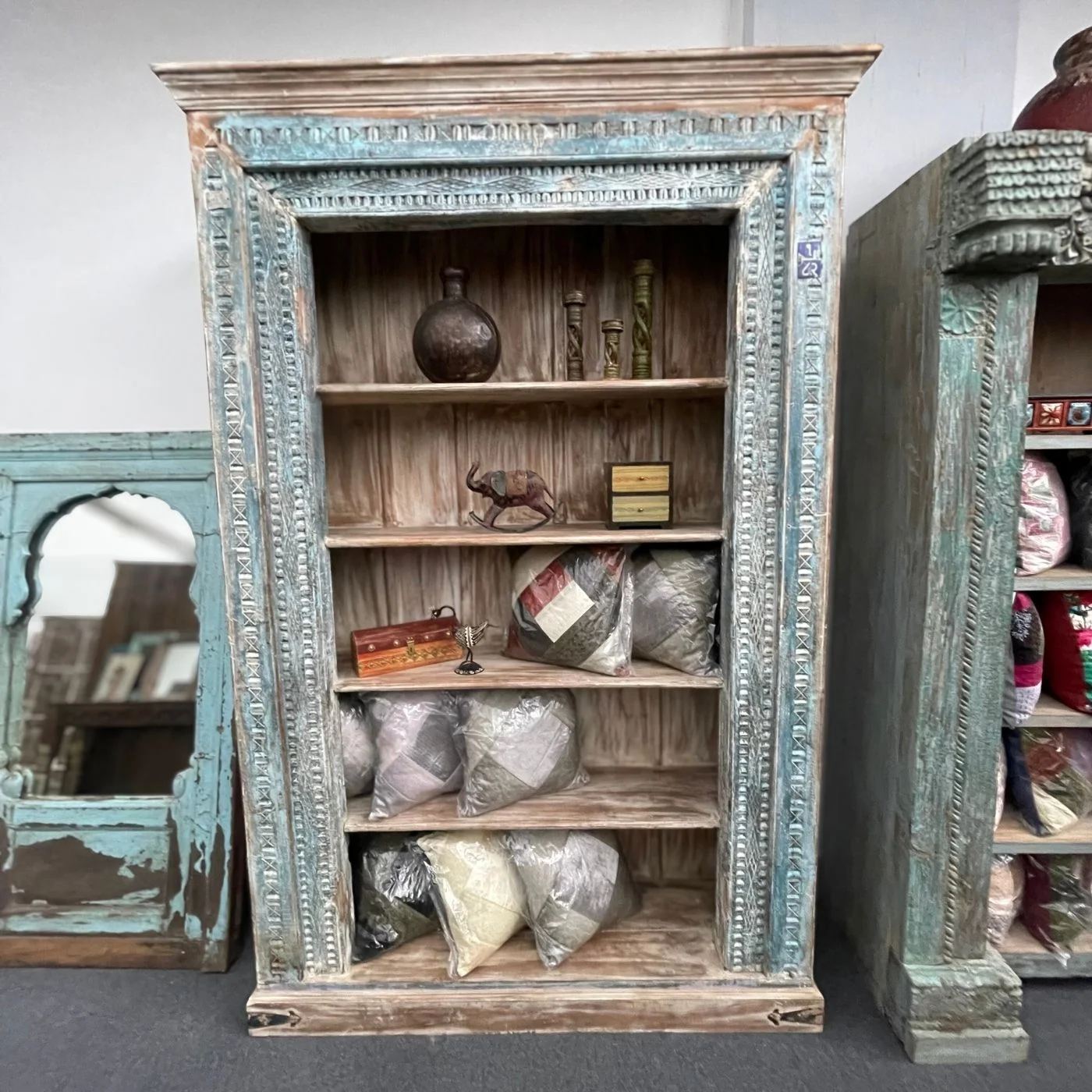 Geschnitztes offenes Regal