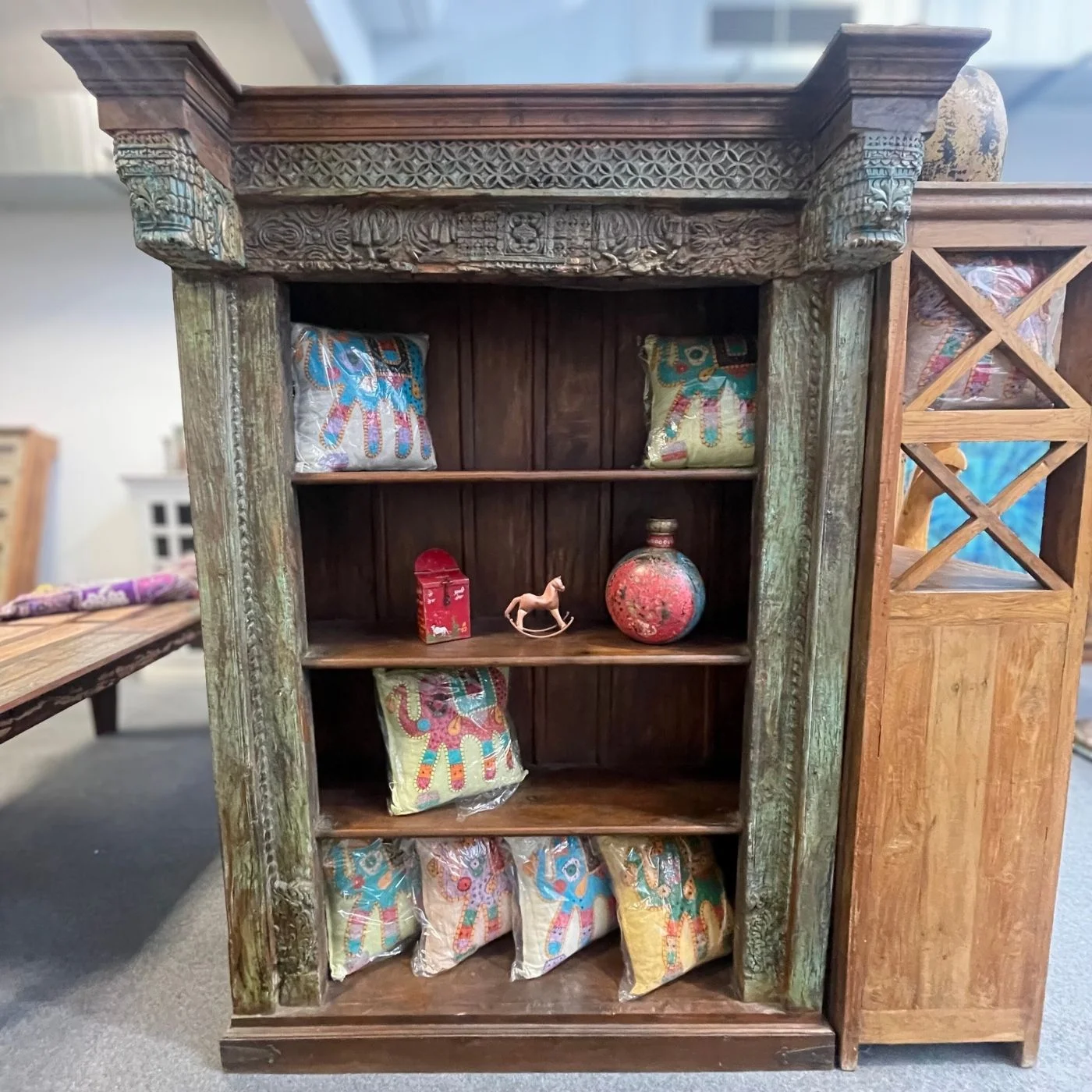 Regal mit Schnitzerei