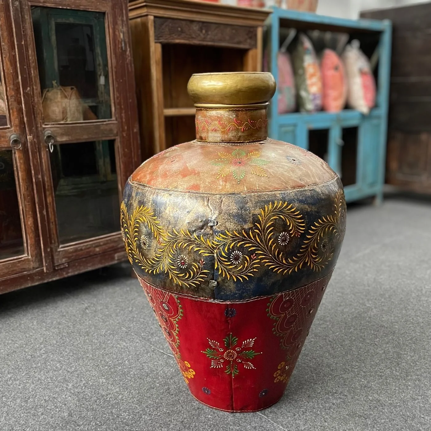 Dekorative Metallvase mit handbemalter Ornamentik