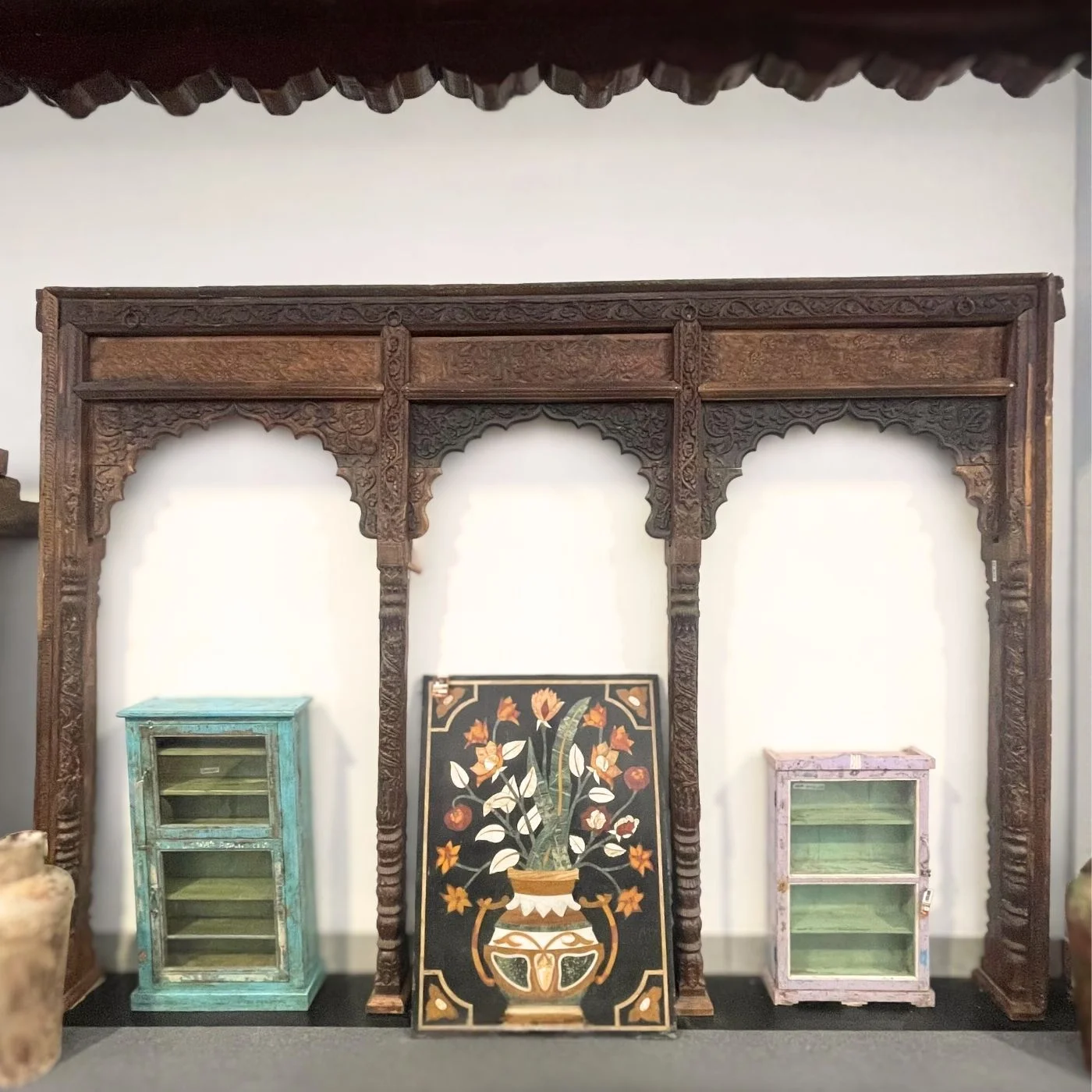 Indischer Torbogen mit geschnitzten Säulen