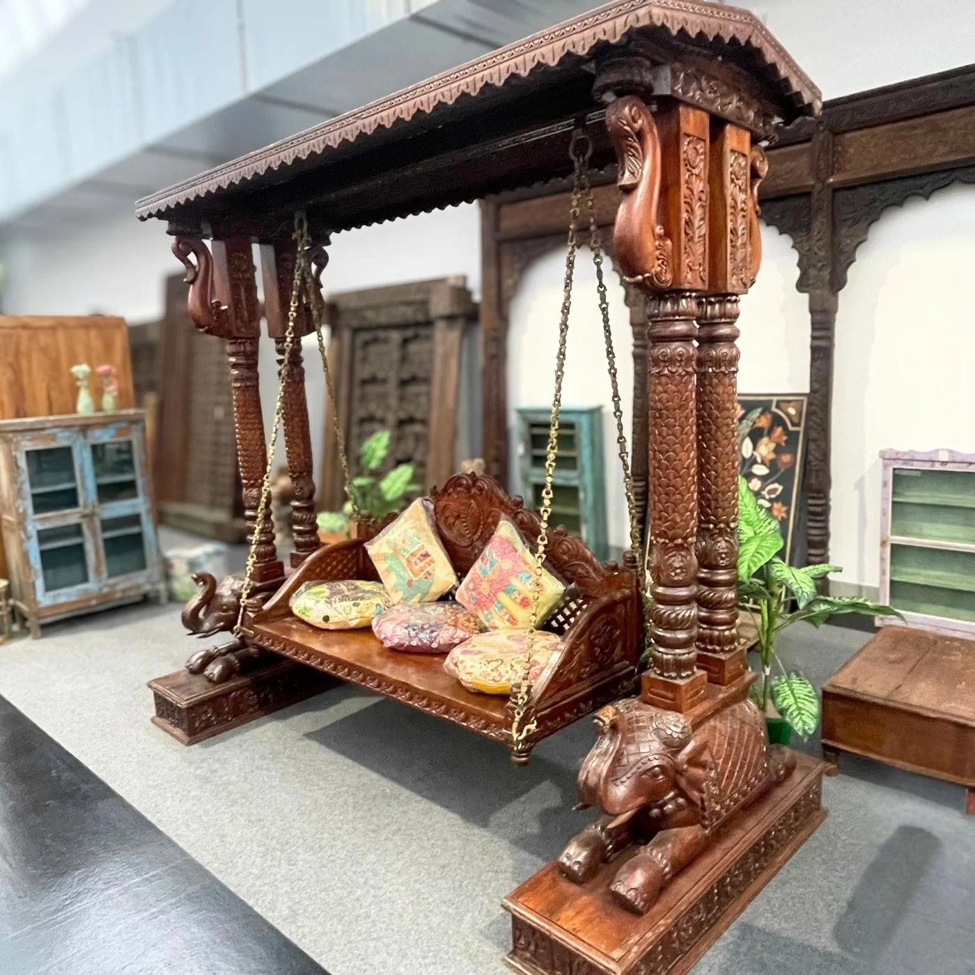 Handgeschnitzte Palastschaukel