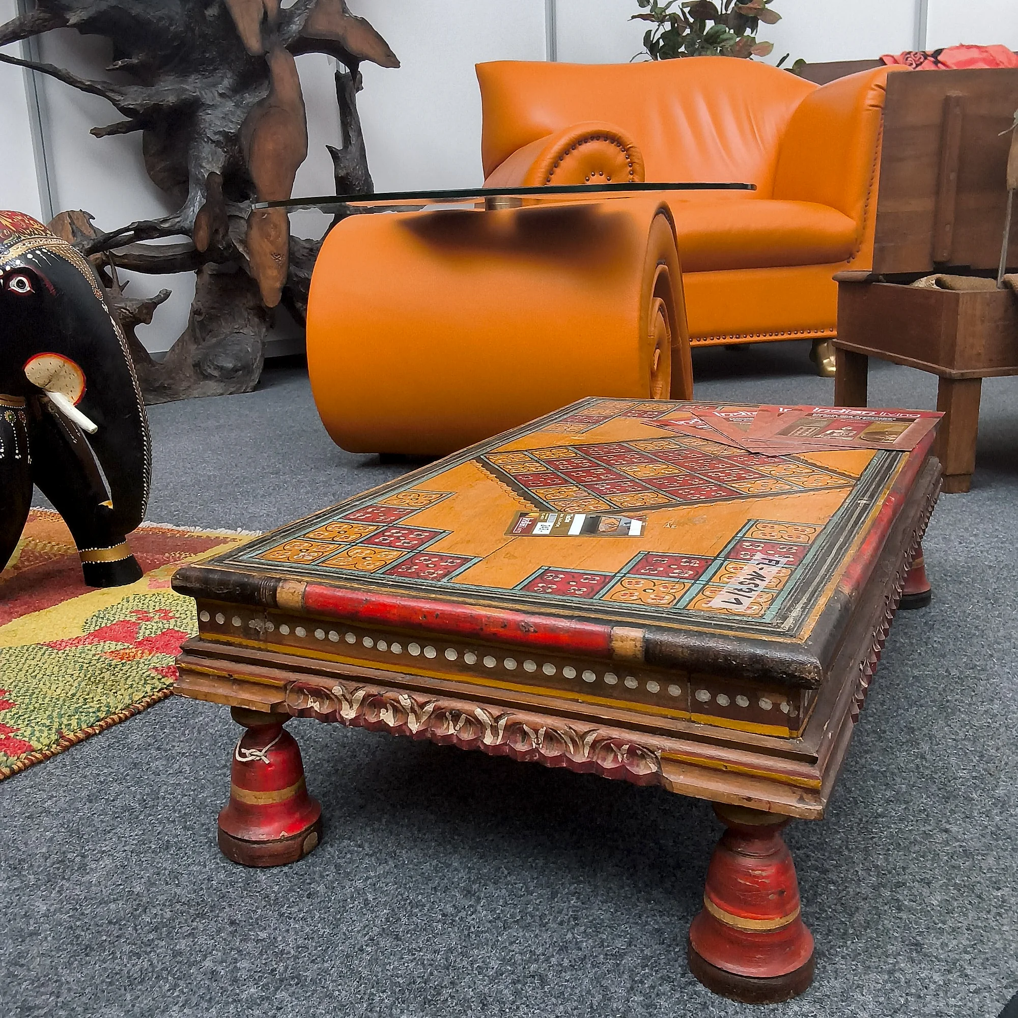 Handbemalter Teetisch mit Spielfeld-Dekor