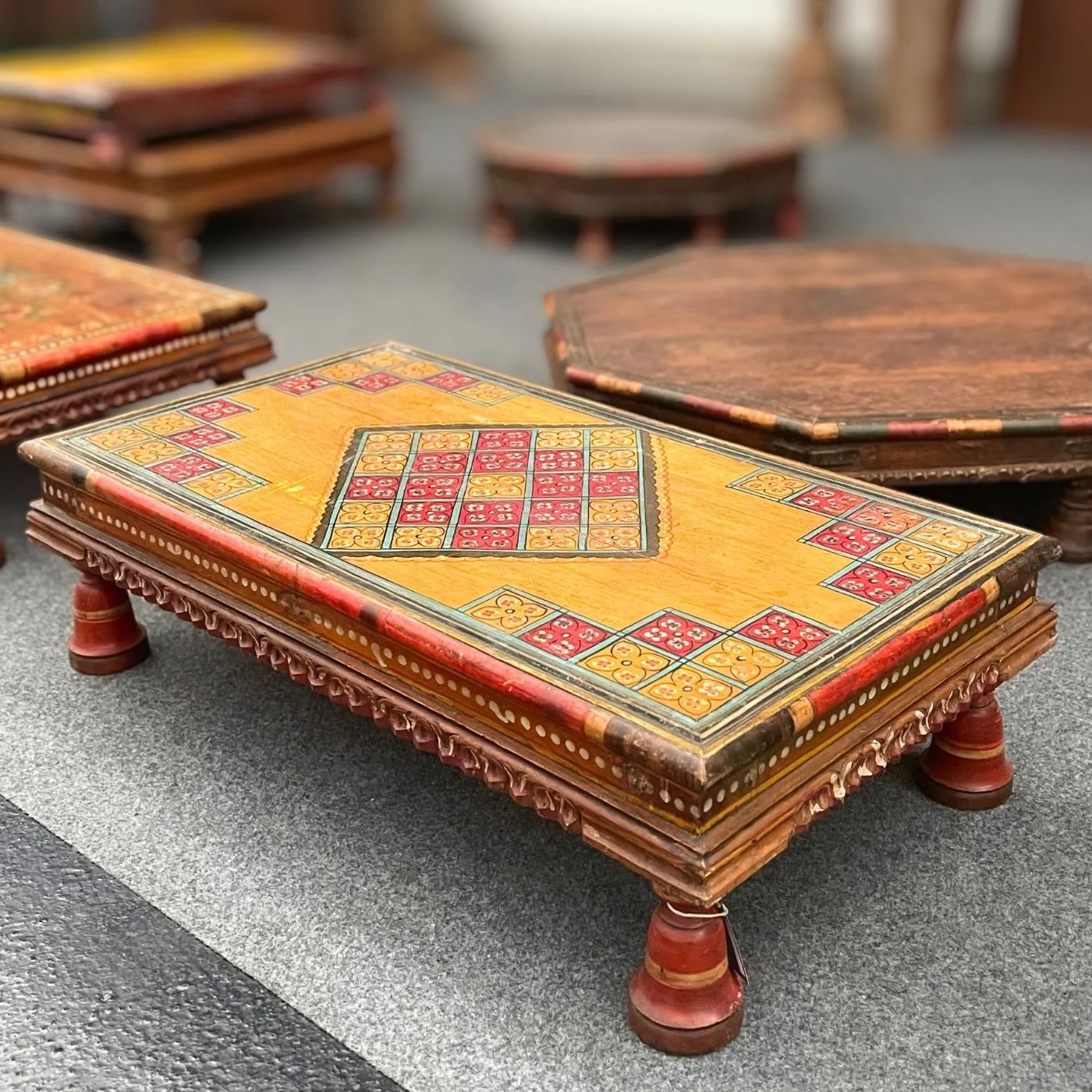 Handbemalter Teetisch mit Spielfeld-Dekor