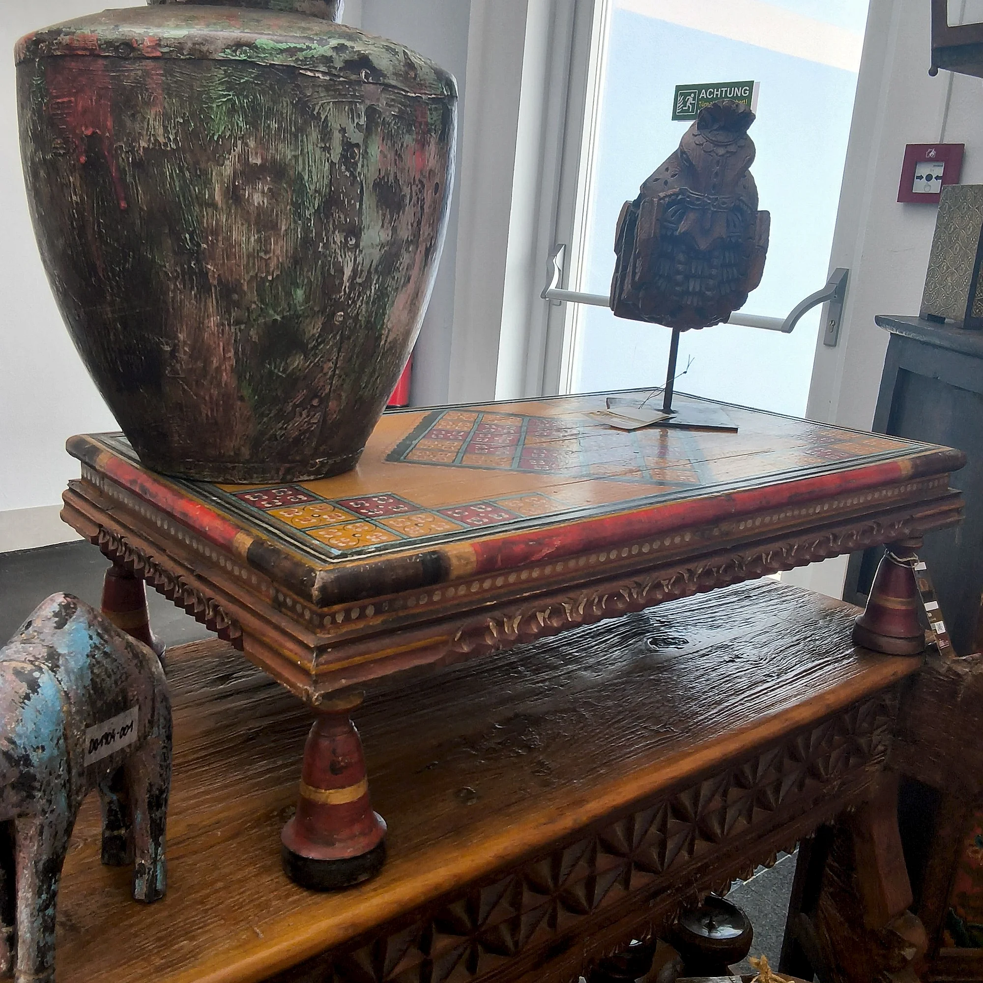 Handbemalter Bodentisch mit geometrischem Spielfeld-Motiv