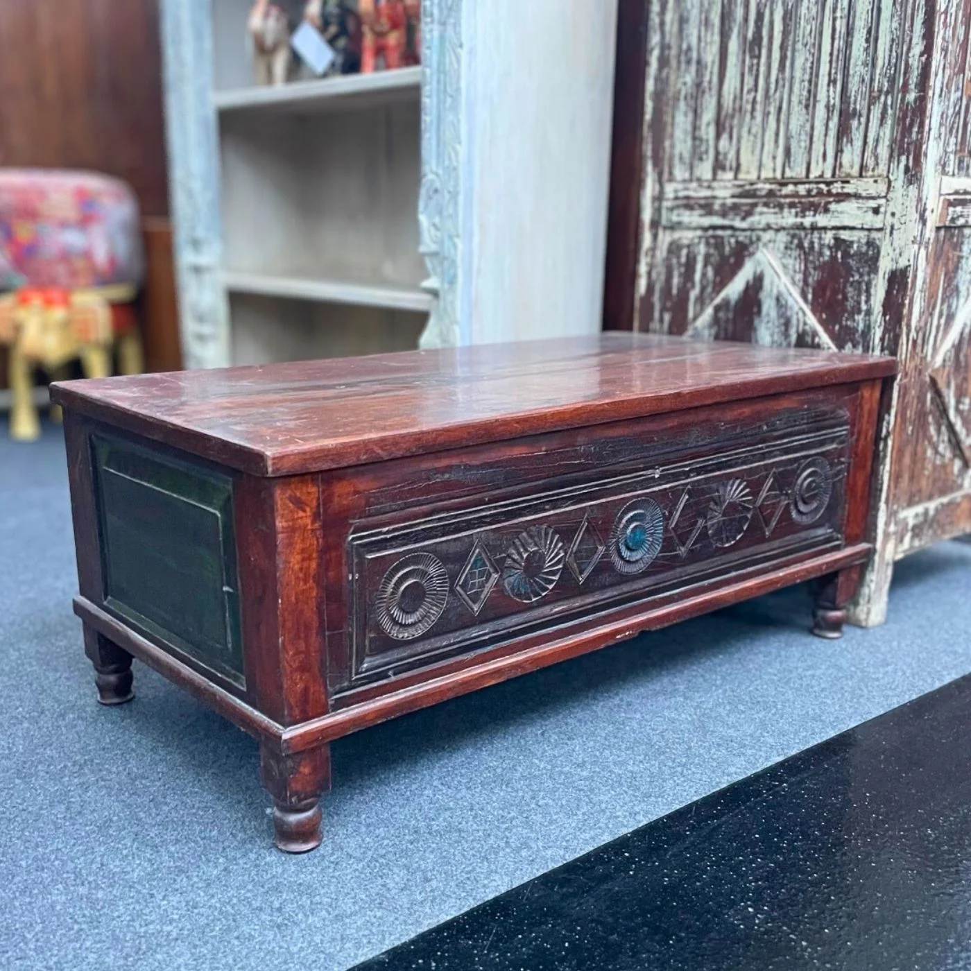 Truhe mit  Schnitzerei
