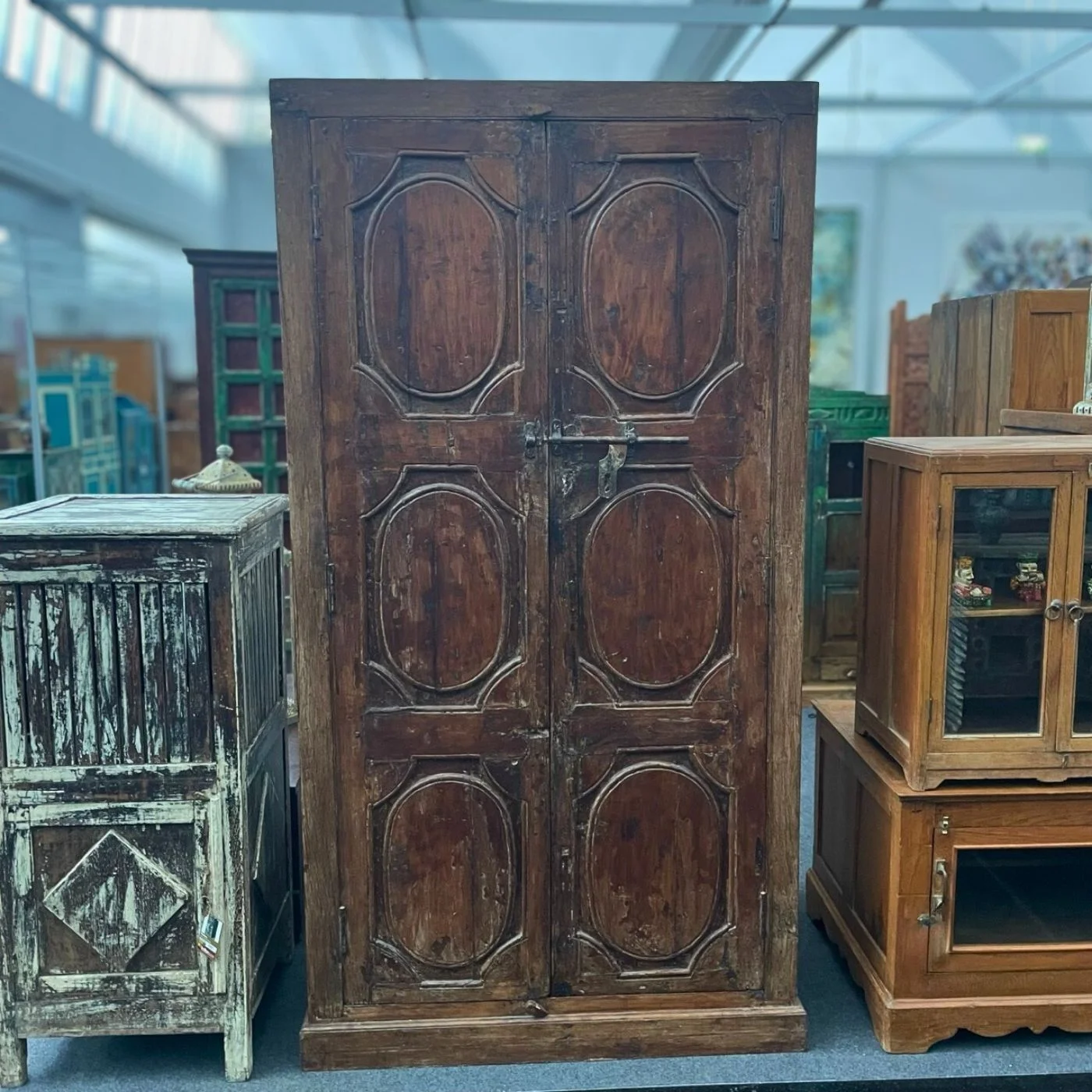 Massivholzschrank mit Eisenbeschläge