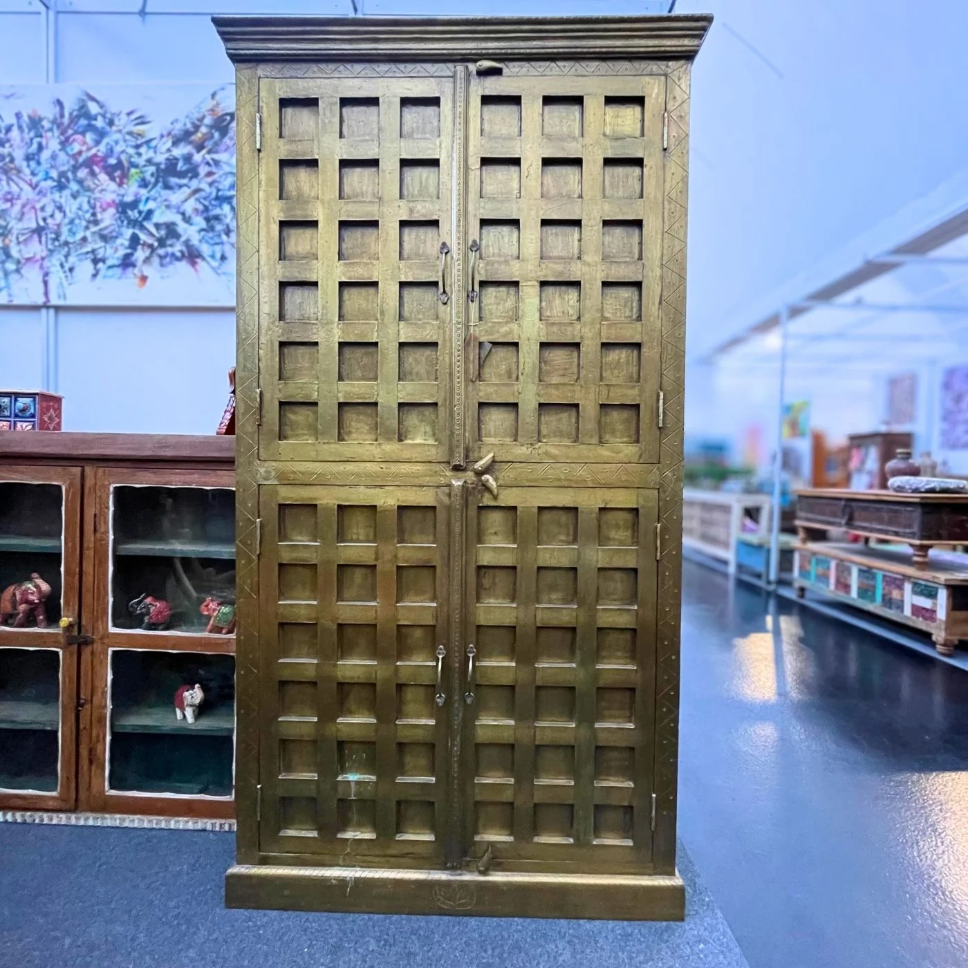 Großer Holzschrank mit Gitterfront