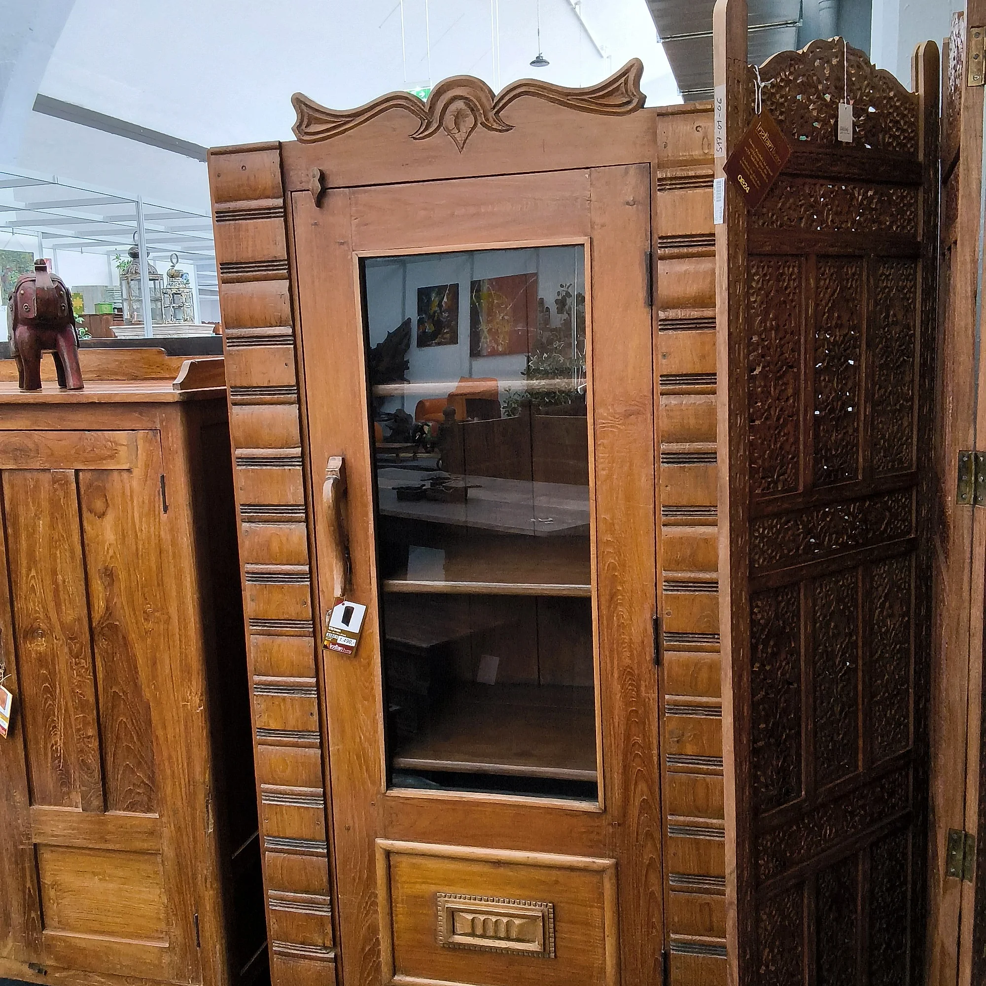 Vitrinenschrank