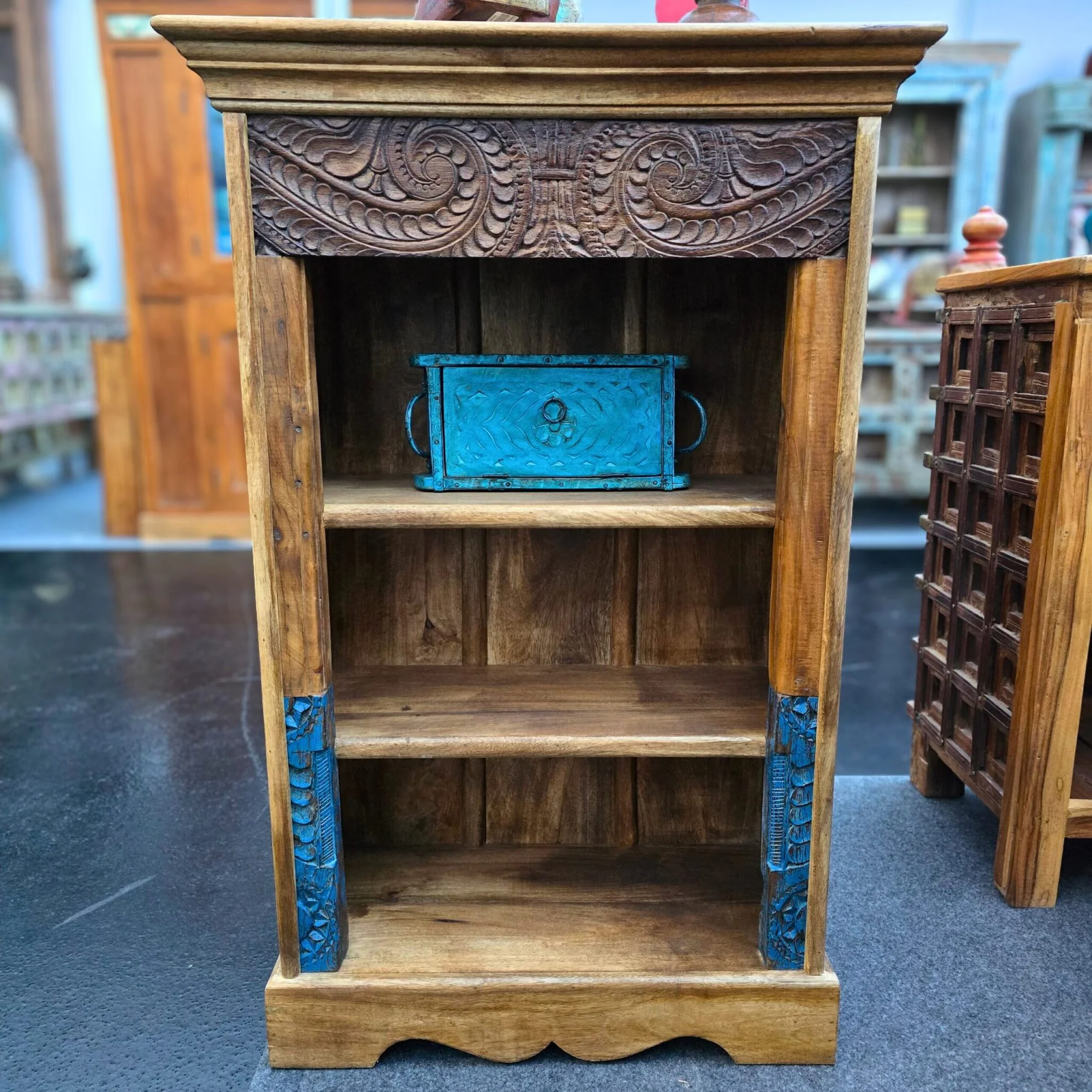 Handgeschnitztes Regal aus Massivholz