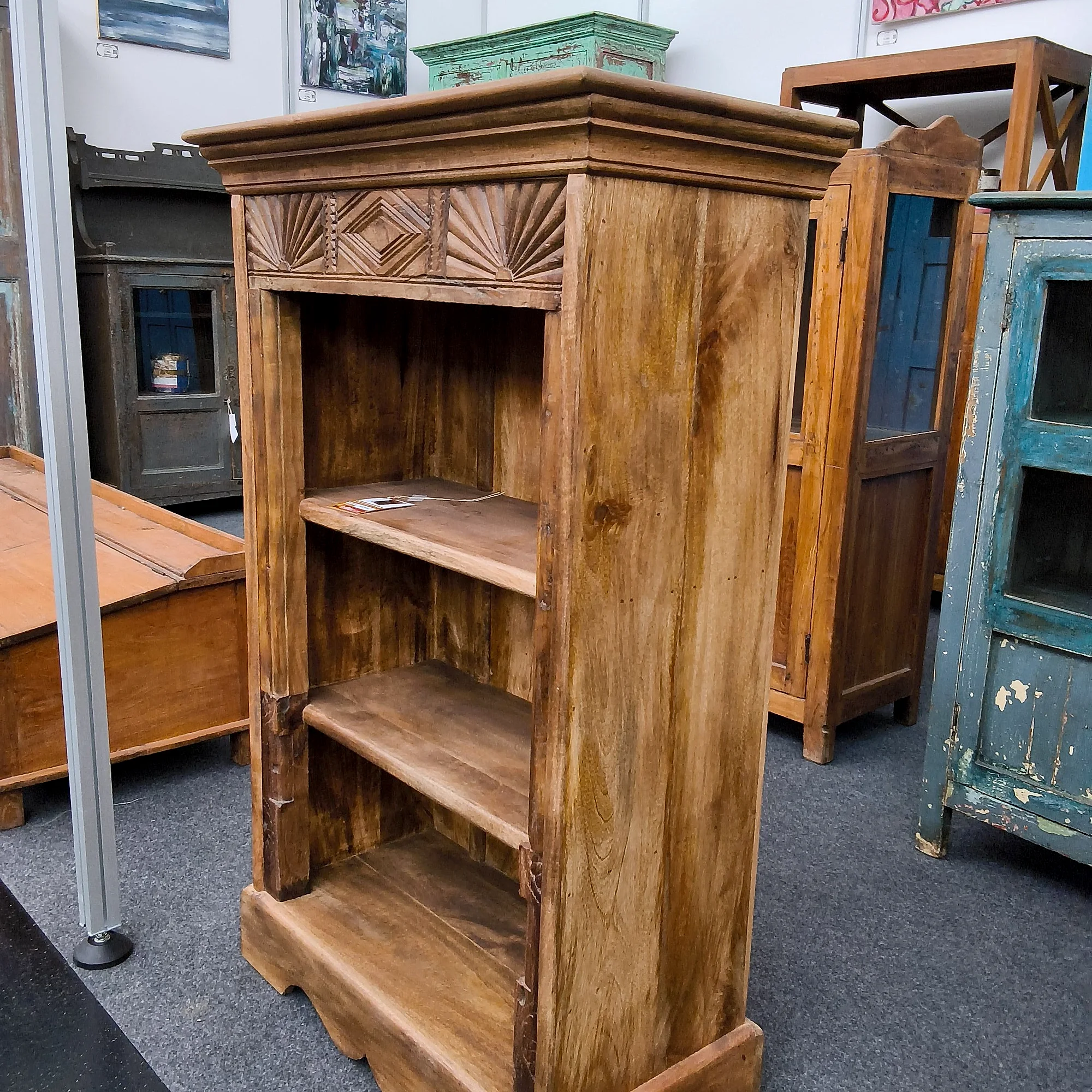 Kleines Bücherregal mit Schnitzdetails
