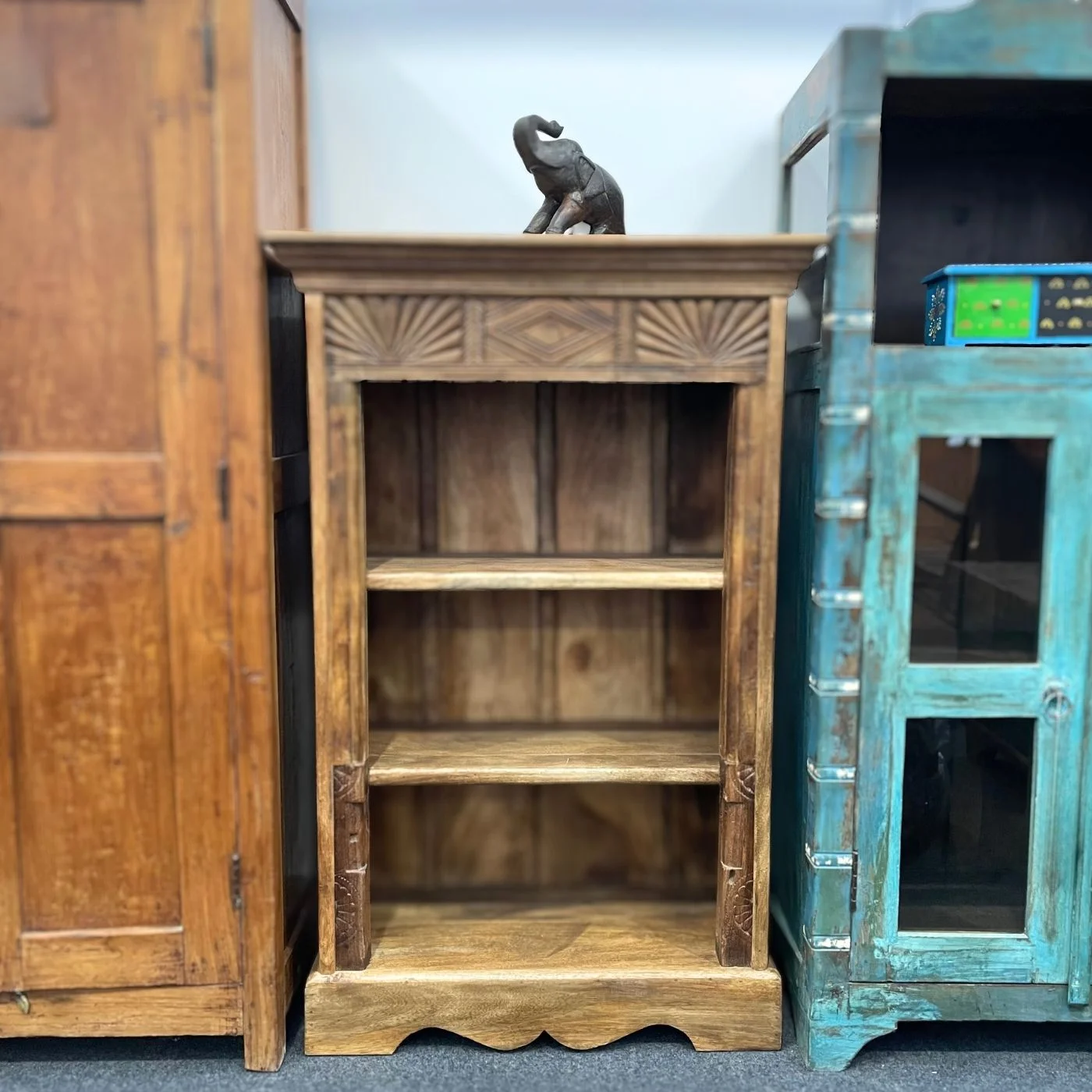 Kleines Bücherregal mit Schnitzdetails