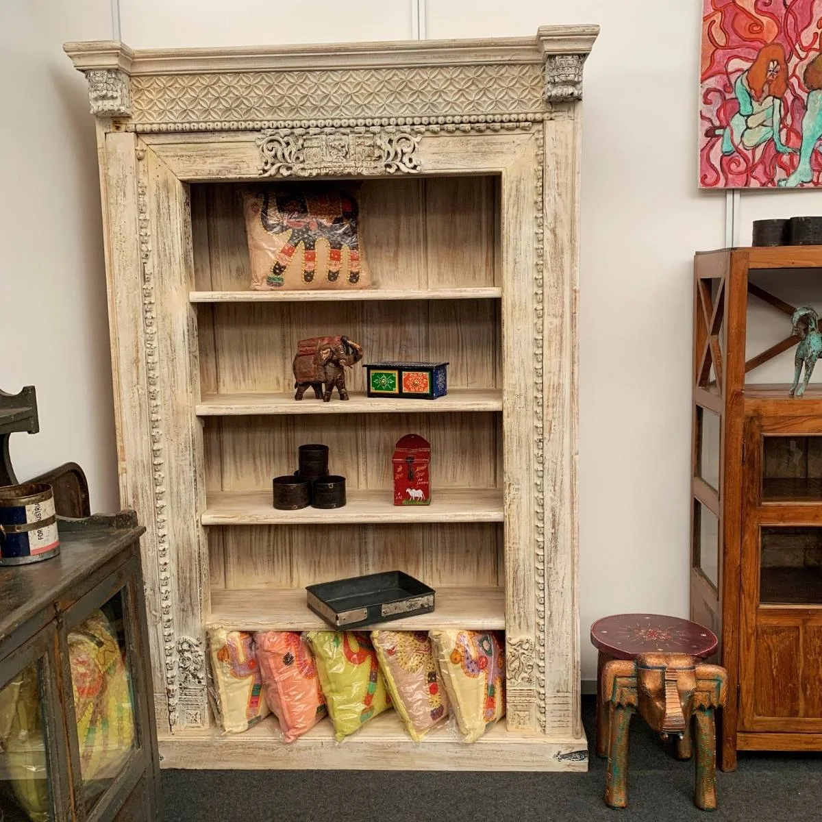 Massivholz-Regal mit handgeschnitzten Details