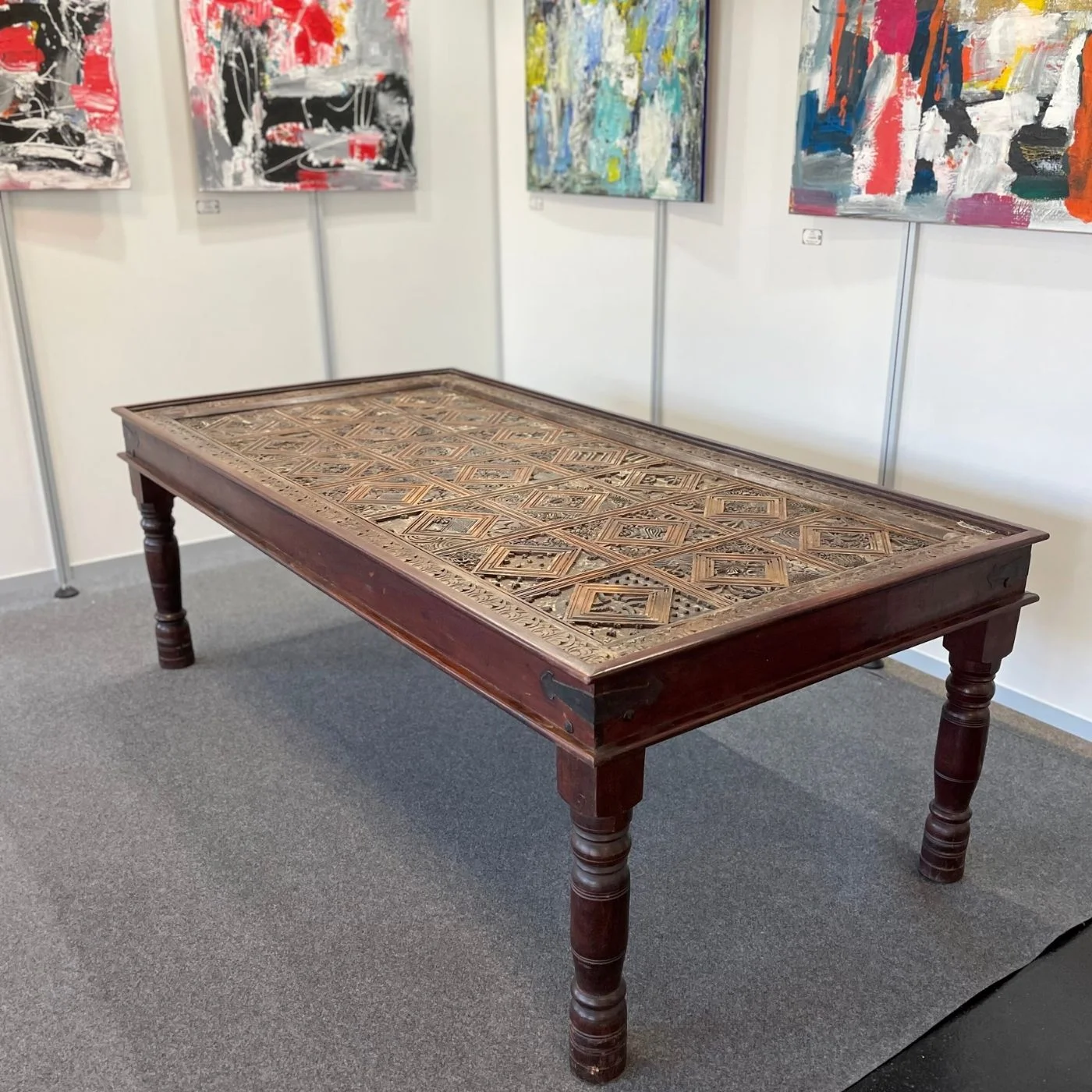 Holztisch mit traditionellem Textil-Stempel-Muster