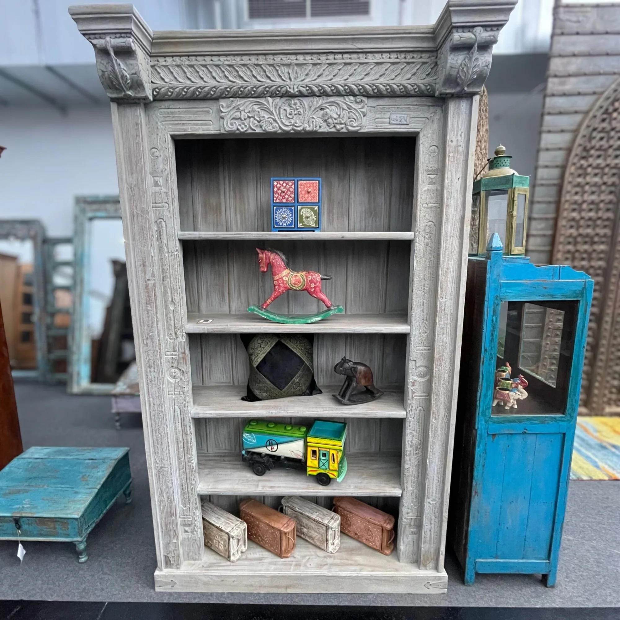 Bücherregal mit feinen Schnitzereien