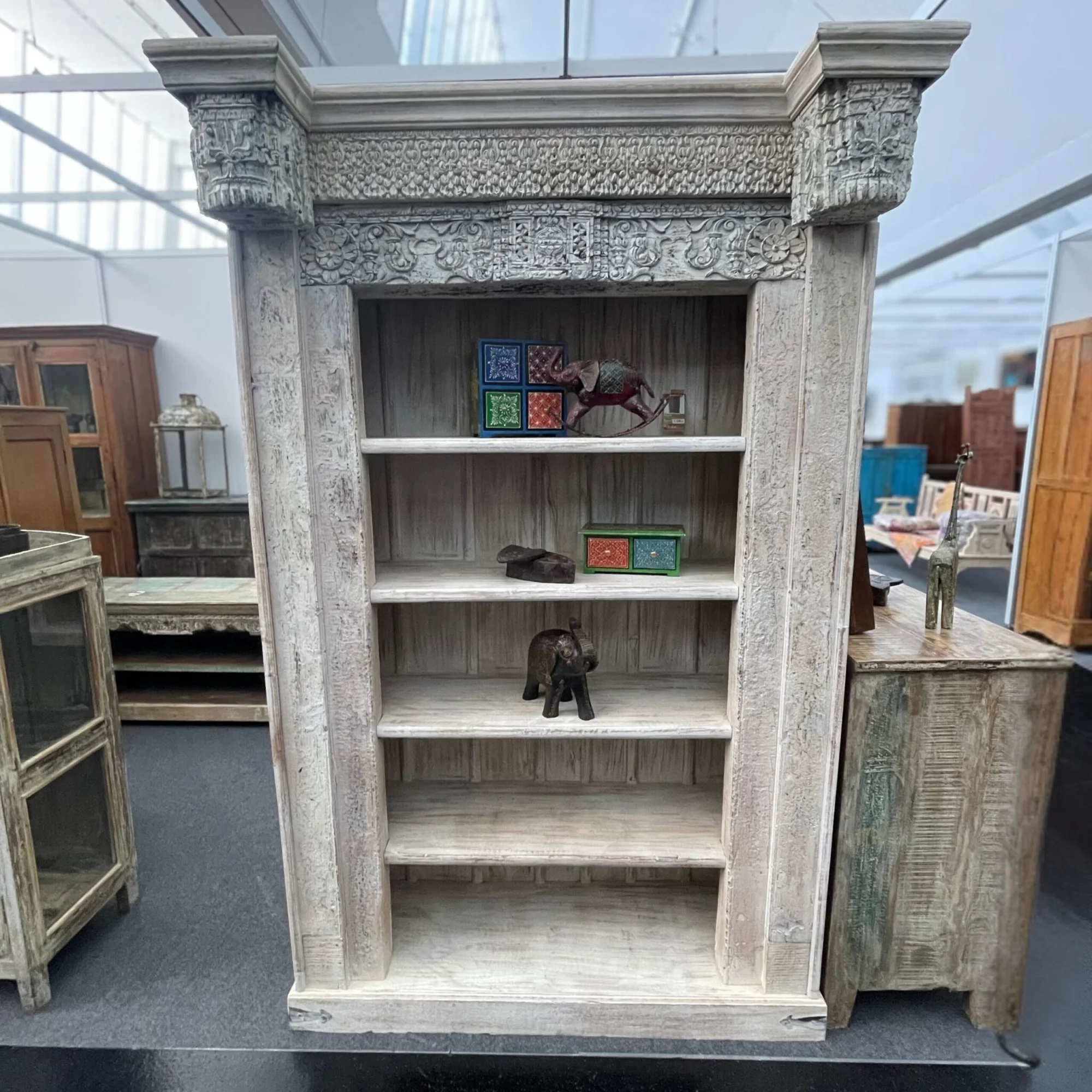 Bücherregal mit feinen Schnitzereien