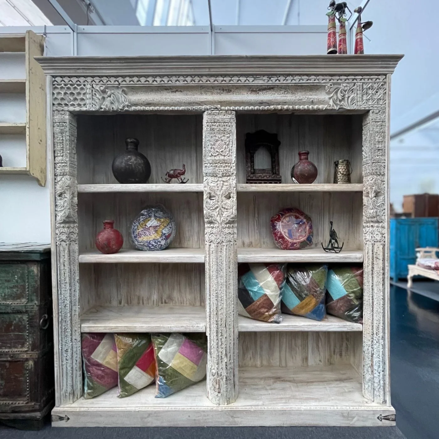 Großes Regal mit Doppelrahmen und feinen Schnitzereien
