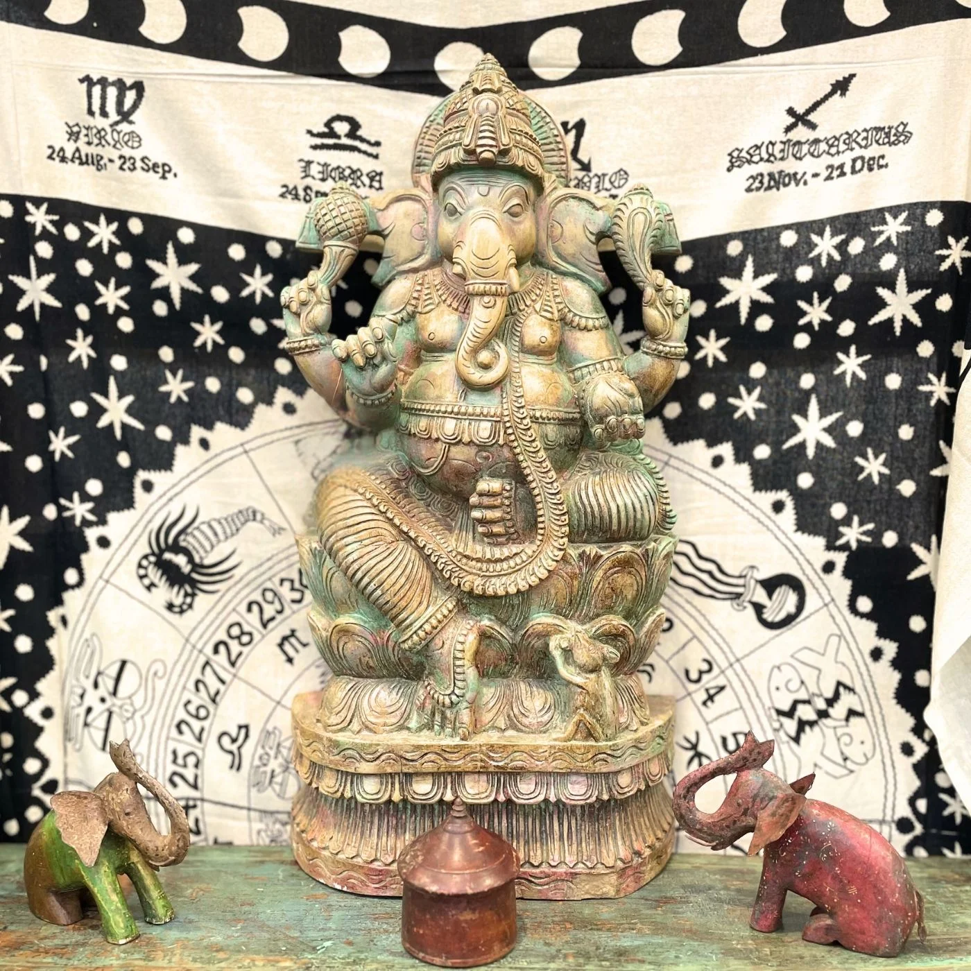 Ganesha auf Lotus - kunstvoll geschnitzt