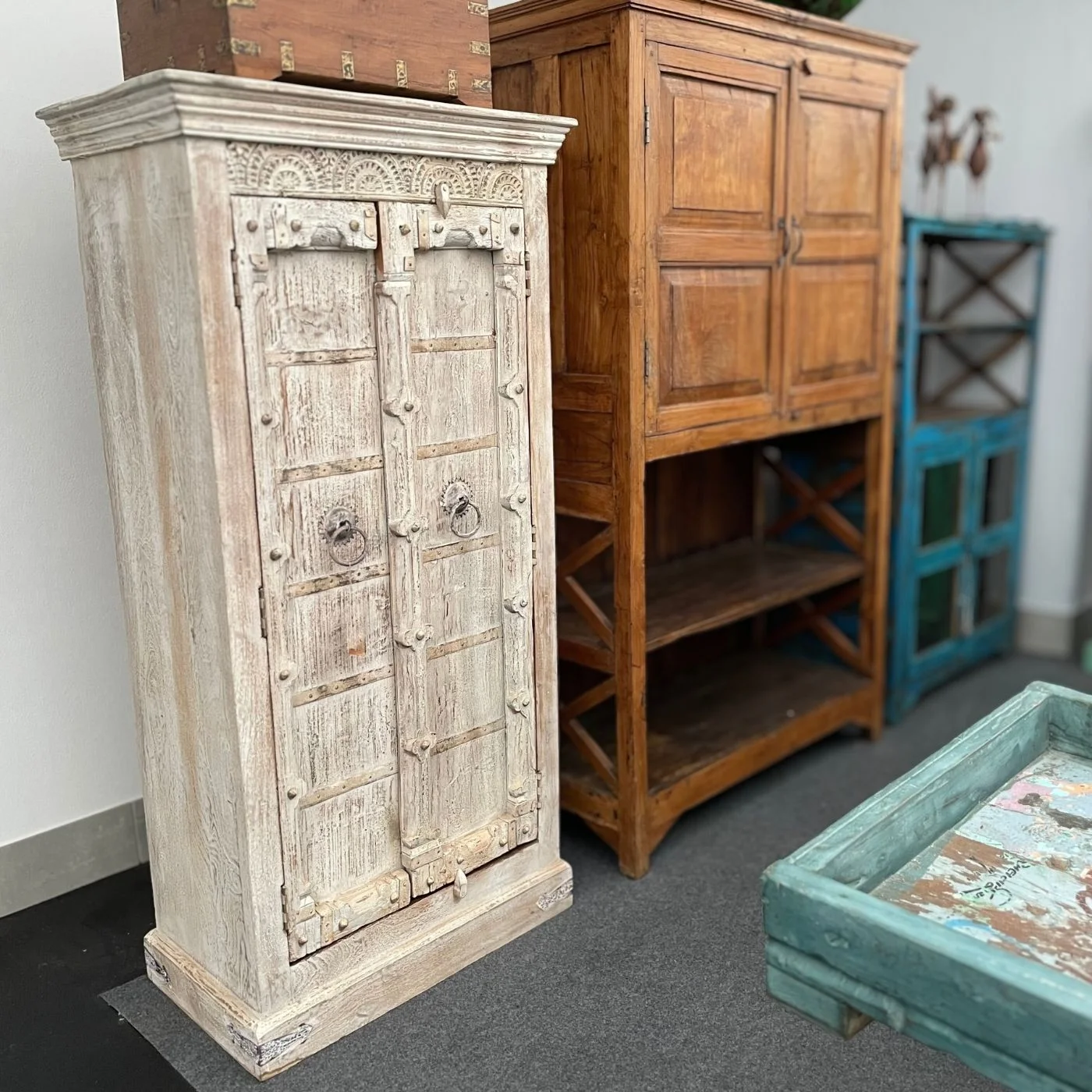 Schmaler Hochschrank mit massiven Holztüren