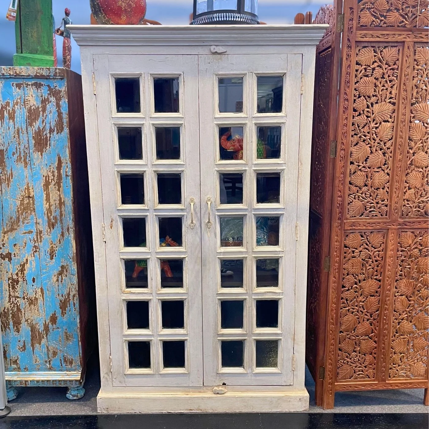 Weiße Holzvitrine im klassischen Stil