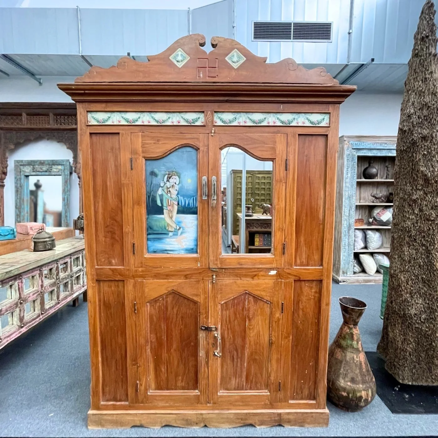 Schrank mit Glasbilder