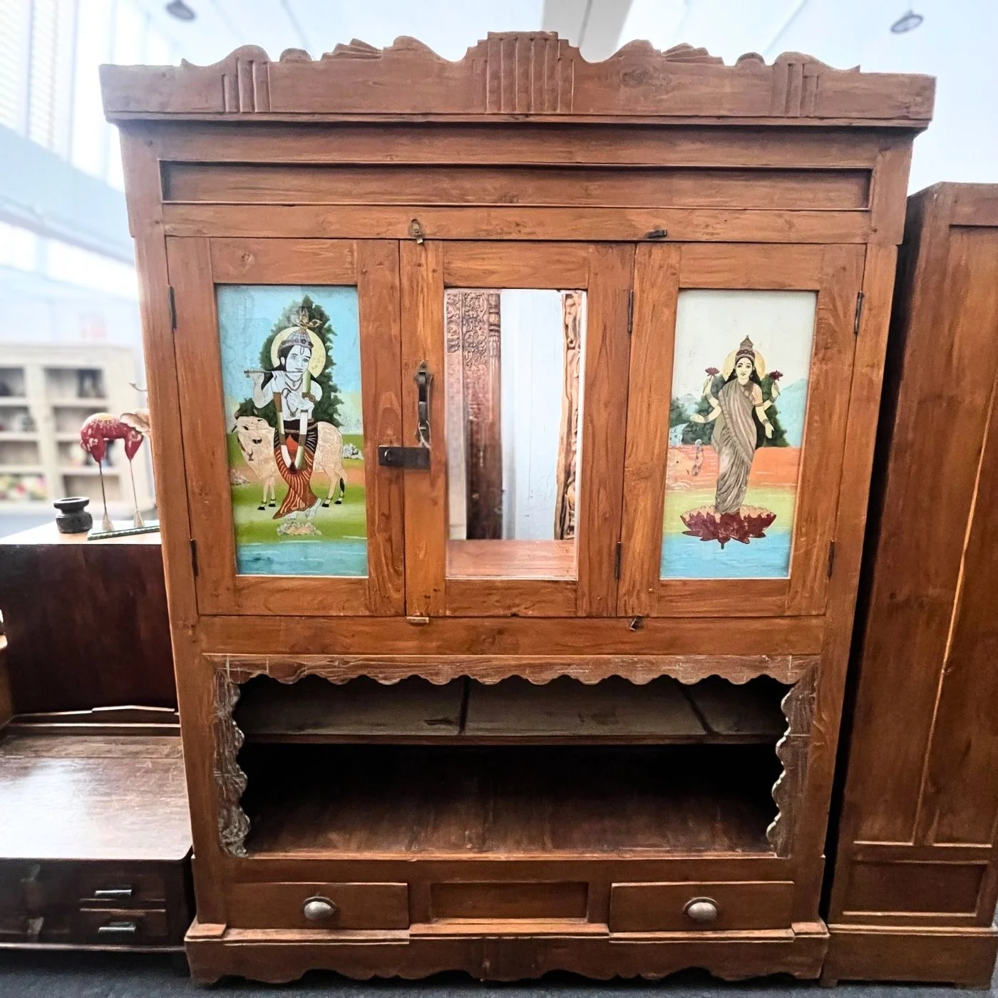 Schrank mit Glaskunst