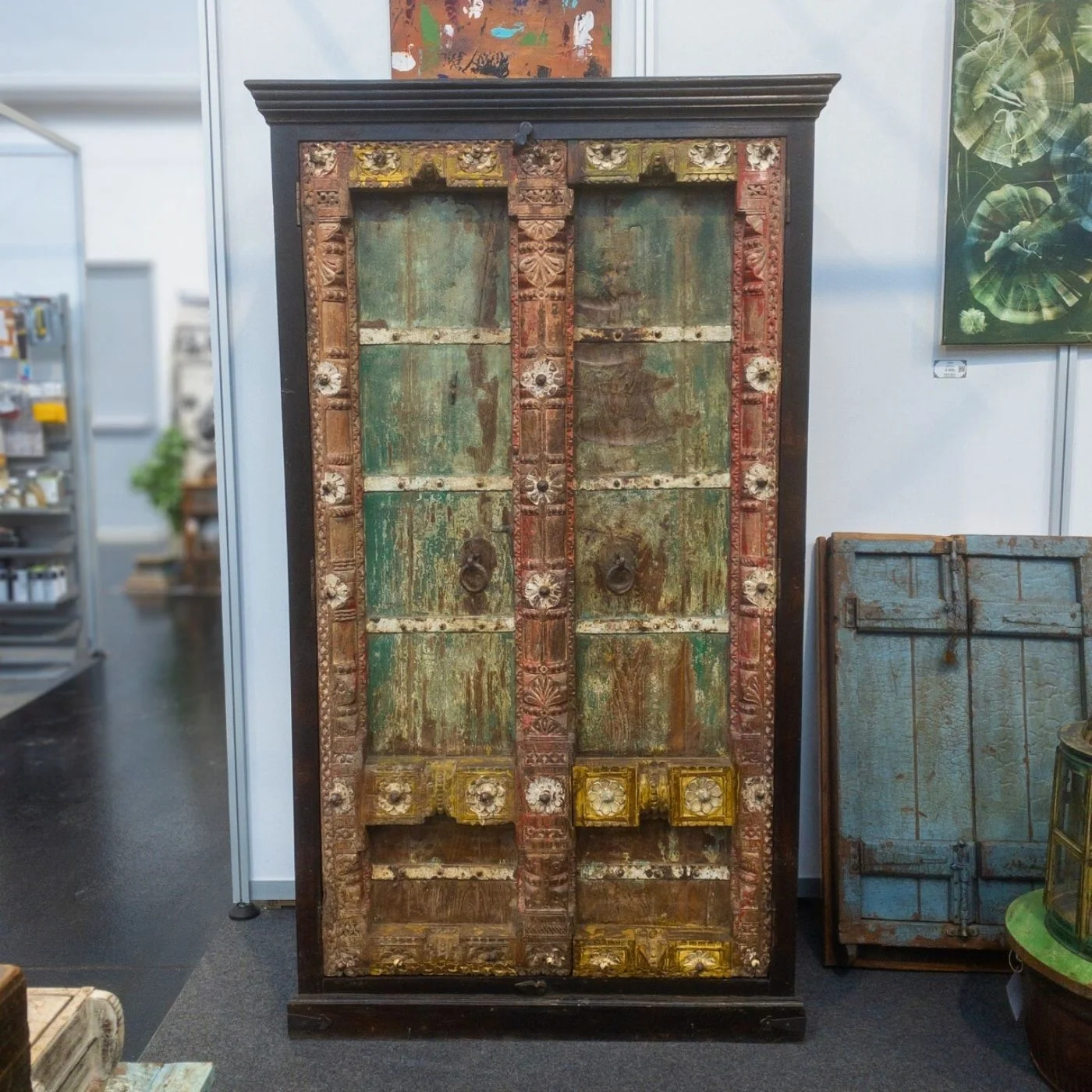 Farbenreicher Schrank mit kunstvoll verzierten Türen