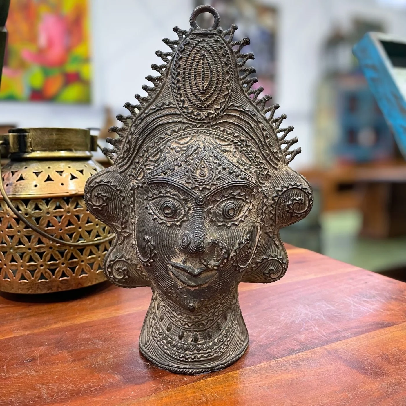 Dekorative Messingmaske im traditionellen Stil