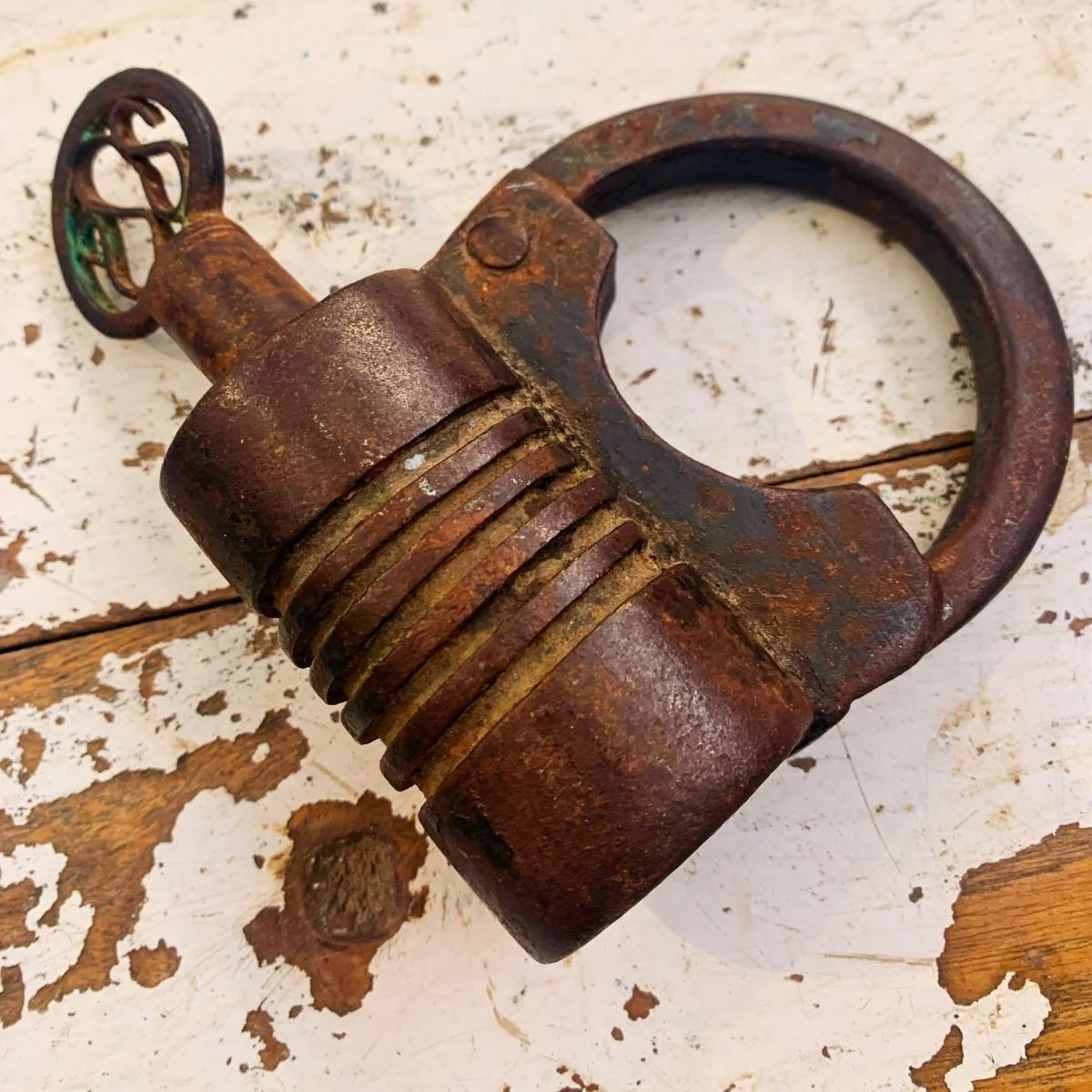 Antikes Schloss aus Eisen