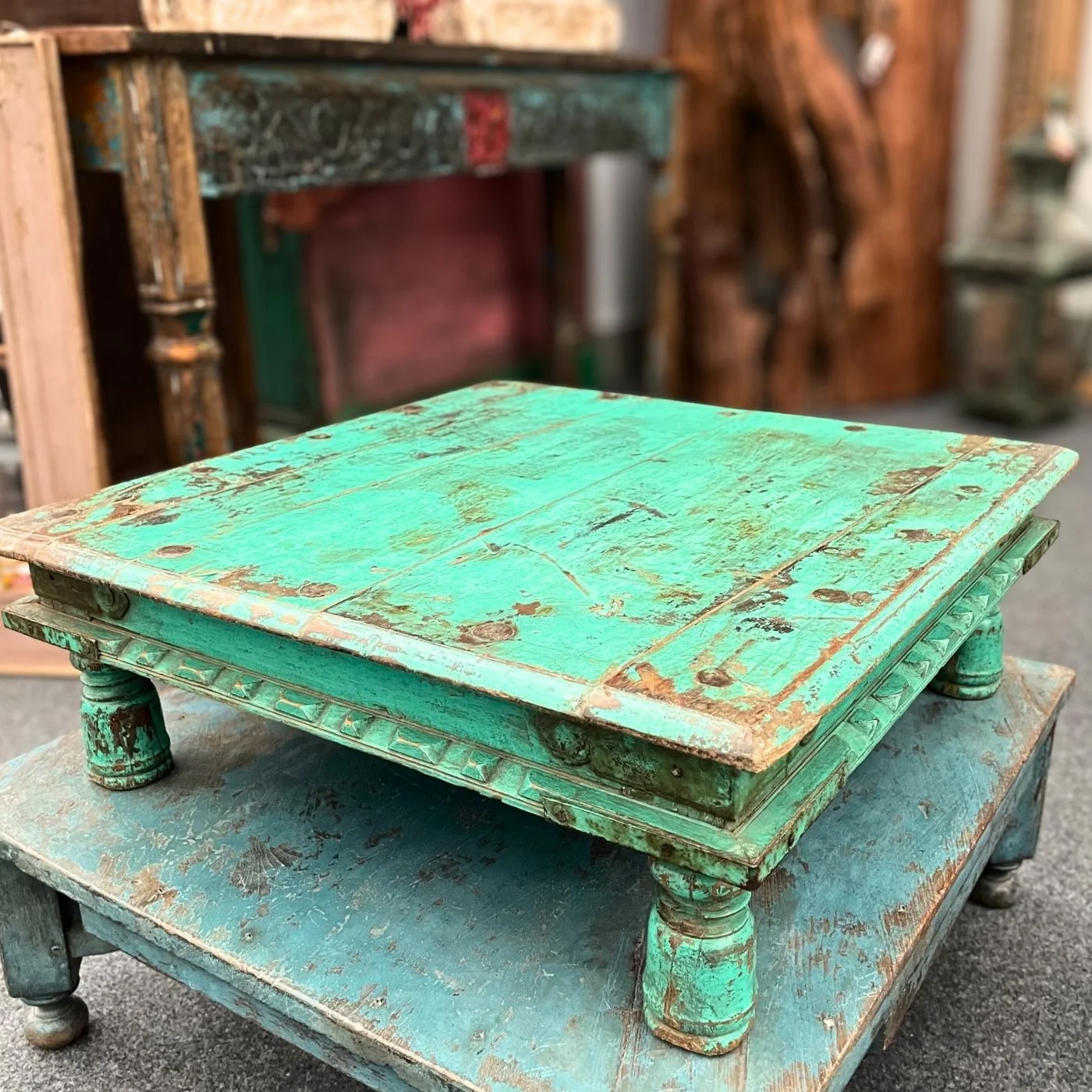 Kleiner Bodentisch aus Holz mit Patina