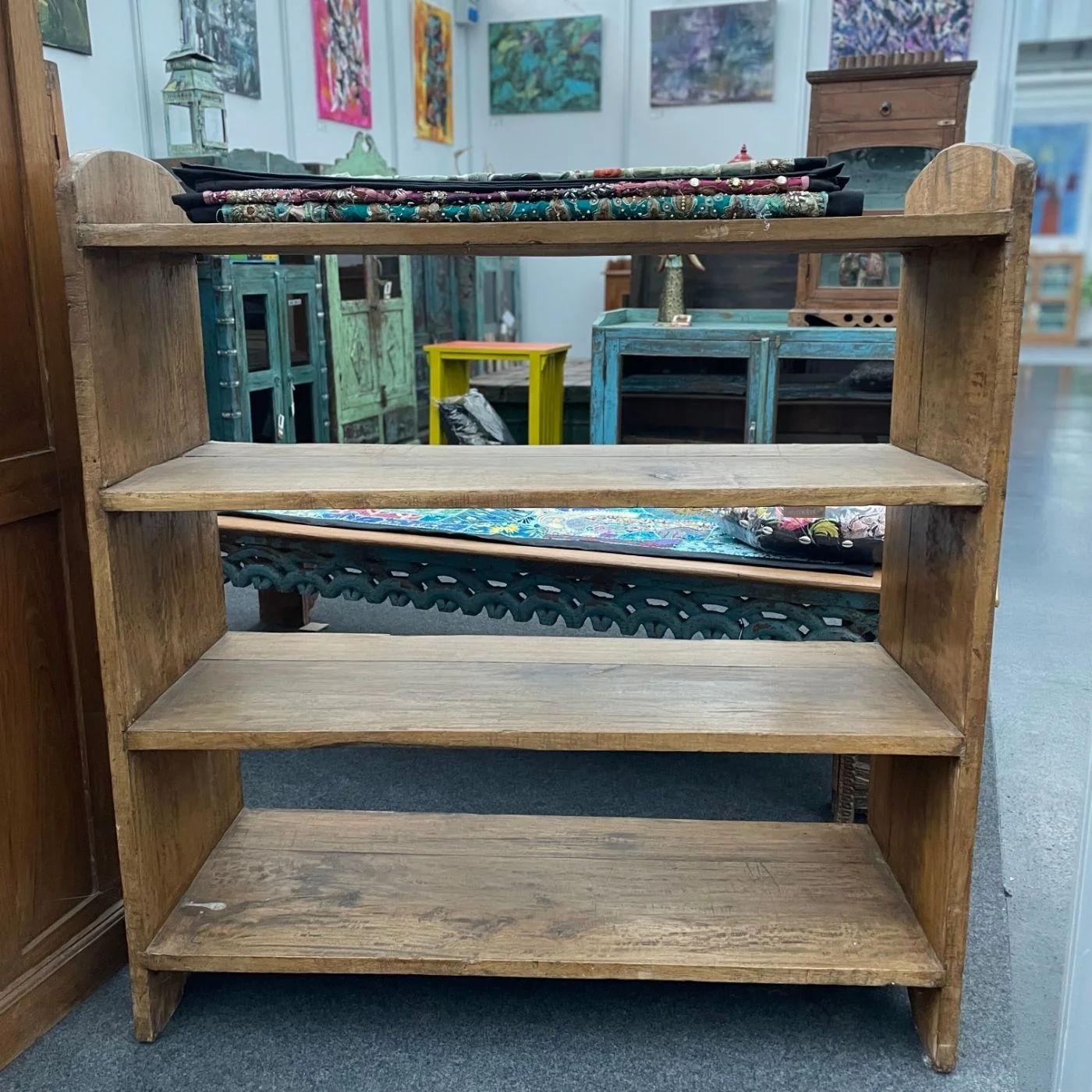 Offenes Regal aus massivem Holz