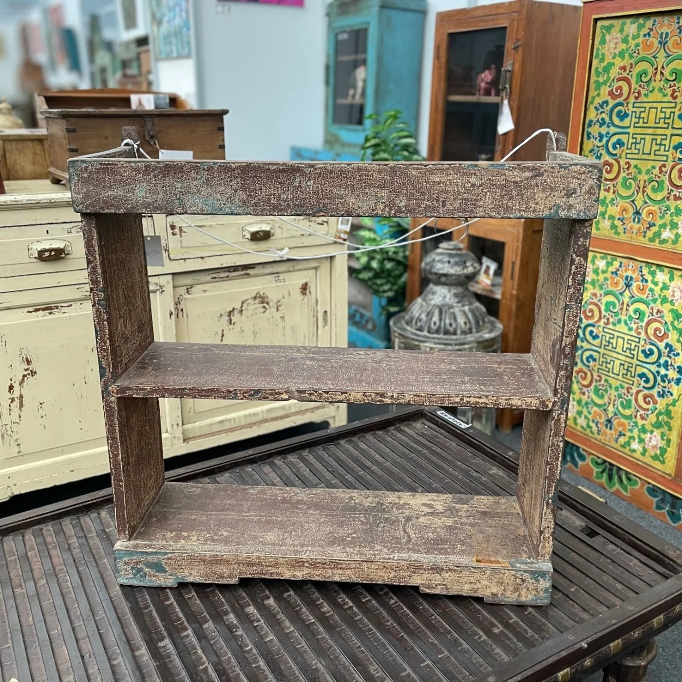 Wandregal aus altem Holz