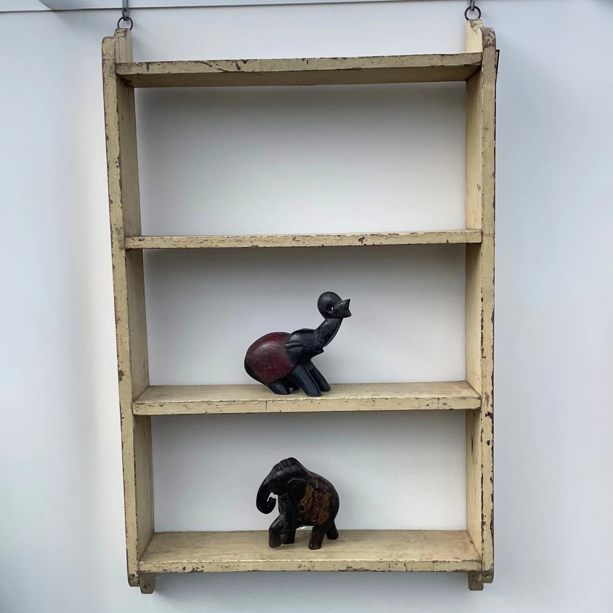 Wandregal mit Patina