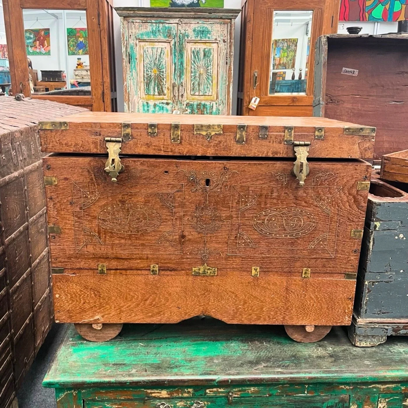 Indische Hochzeitstruhe mit feinen Schnitzereien