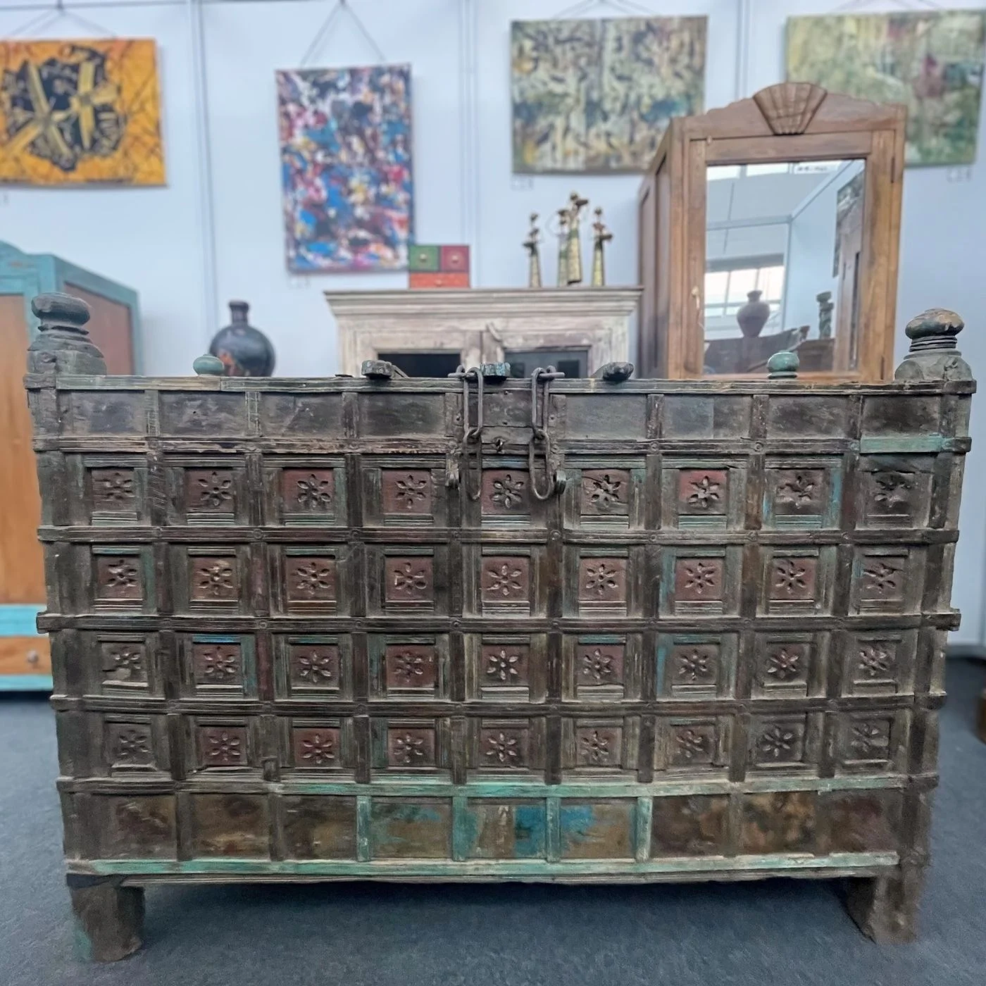 Massive Truhe mit Metallapplikationen