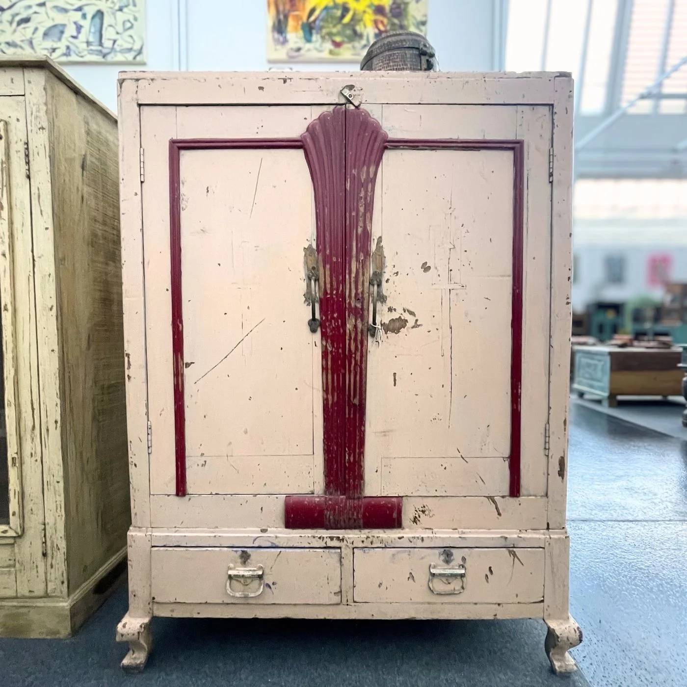 Holzschrank im Art-Déco-Stil