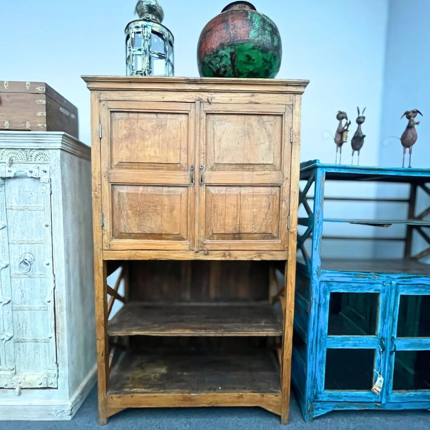 Buffetschrank aus Massivholz mit offenen Regalböden