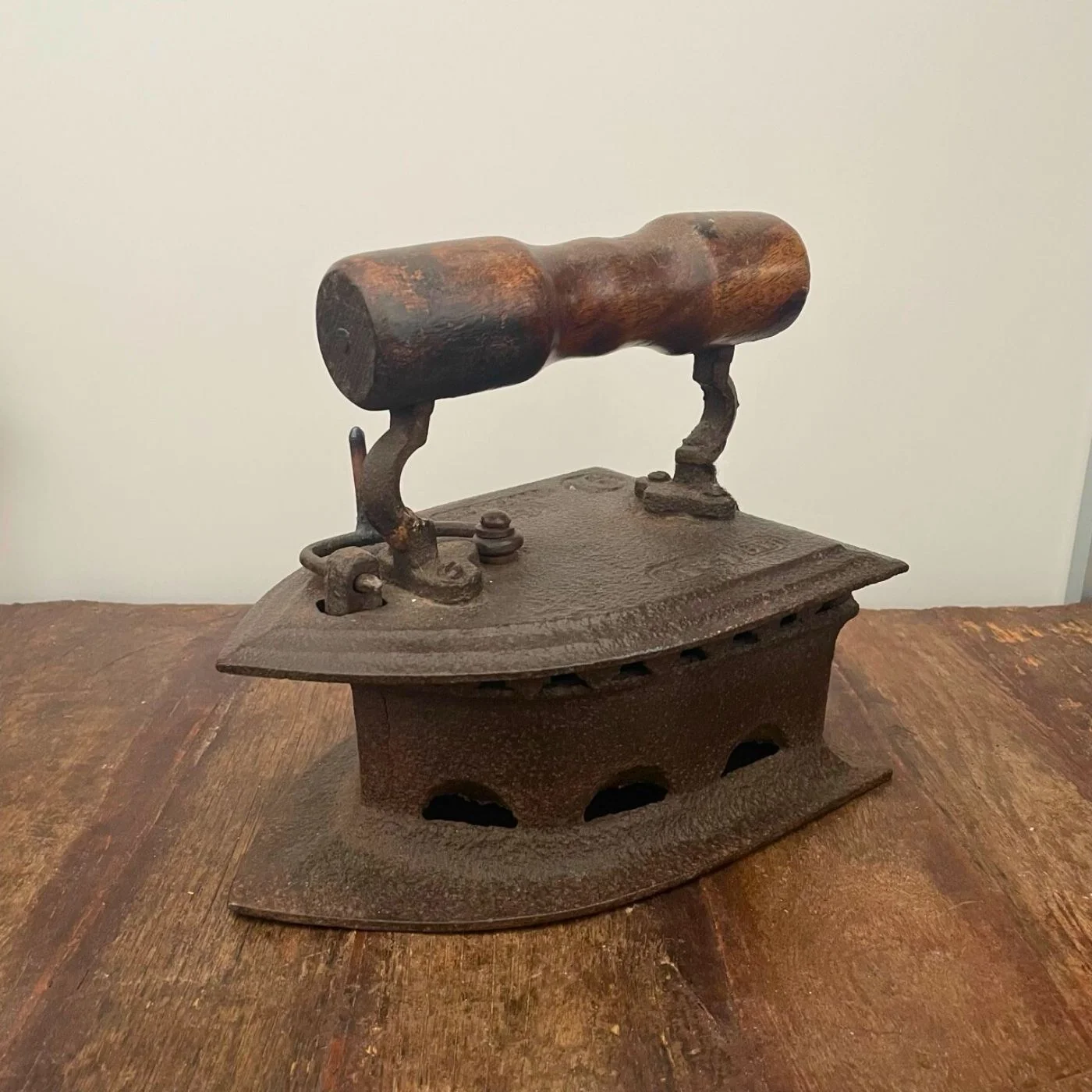 Gusseisen-Bügeleisen mit Holzgriff
