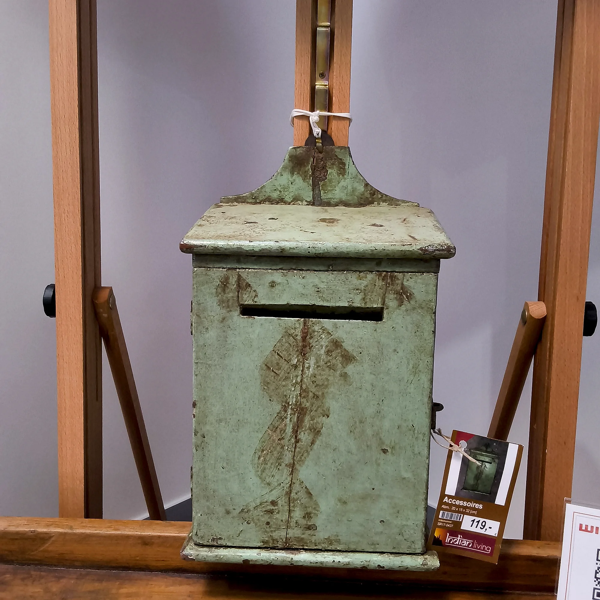 Rustikaler Holz-Briefkasten im Vintage-Stil
