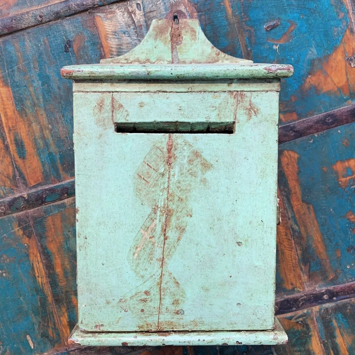 Rustikaler Holz-Briefkasten im Vintage-Stil