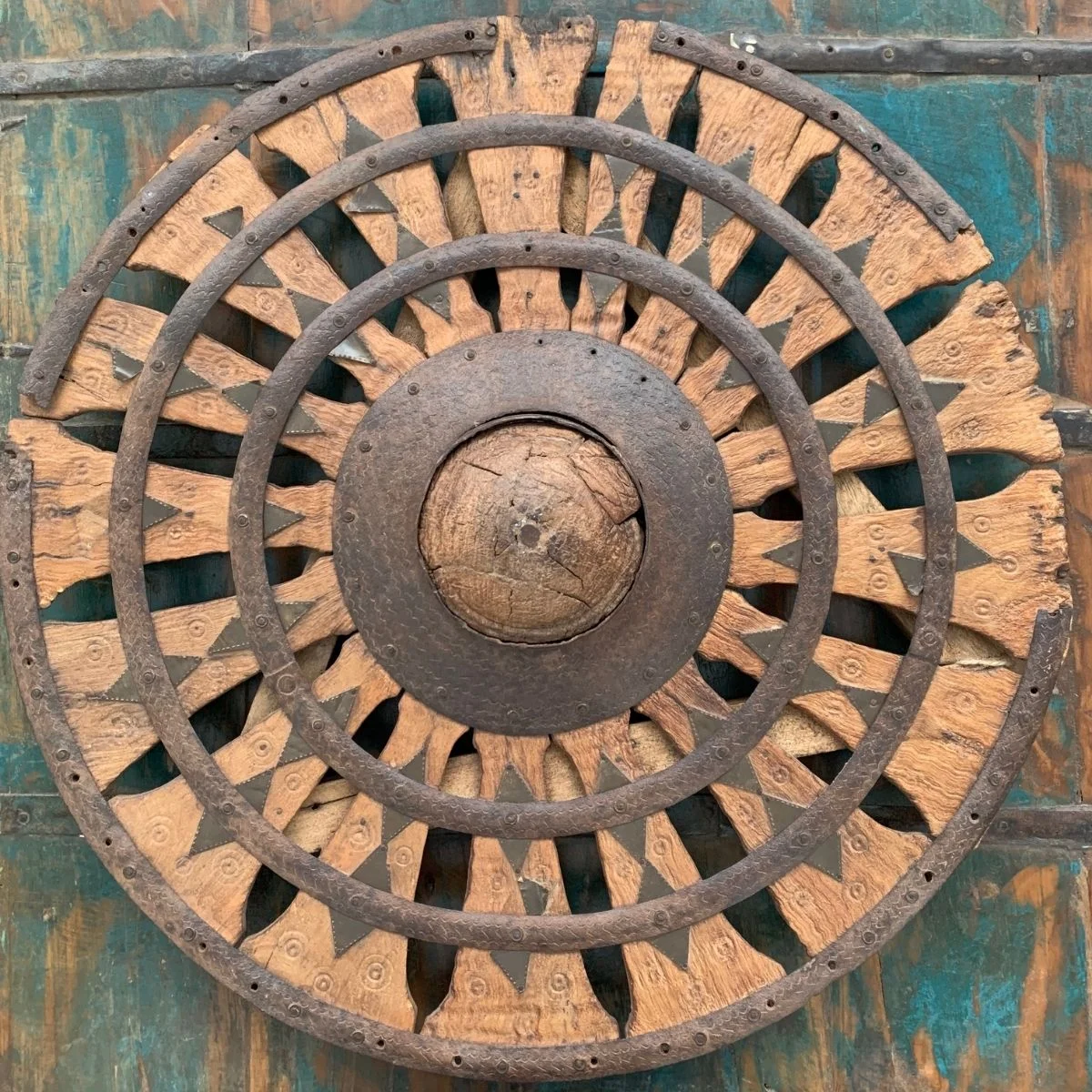 Dekoratives Wagenrad im rustikalen Stil