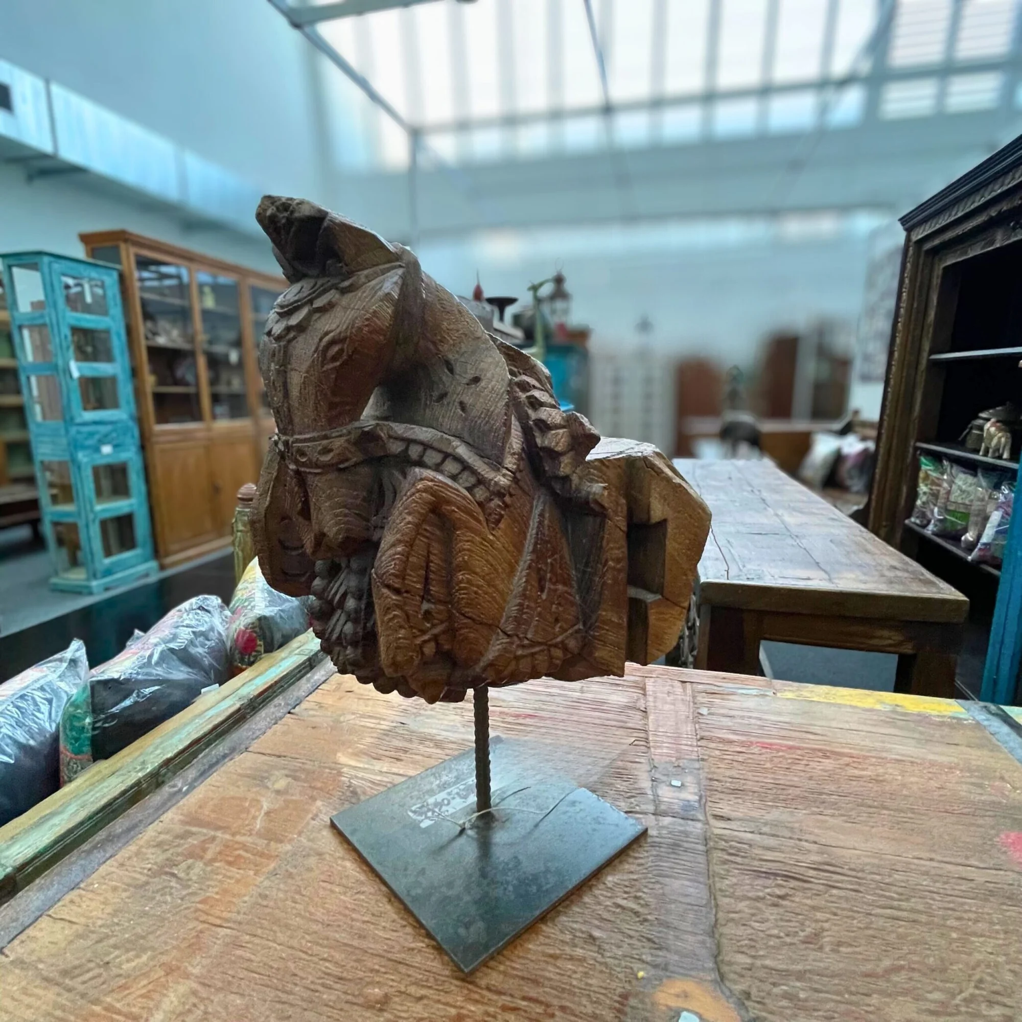 Geschnitzter Pferdekopf aus Holz