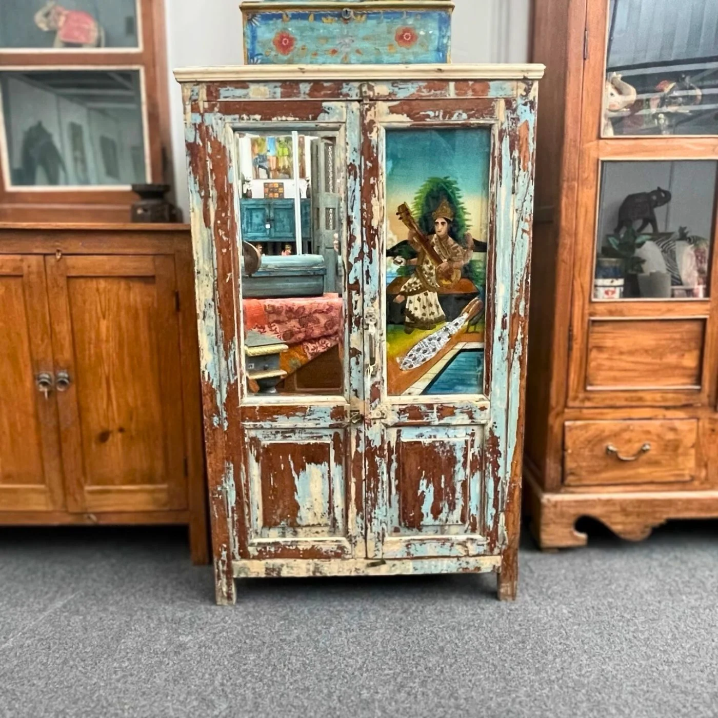 Kasten mit Spiegel- und Glasmalerei