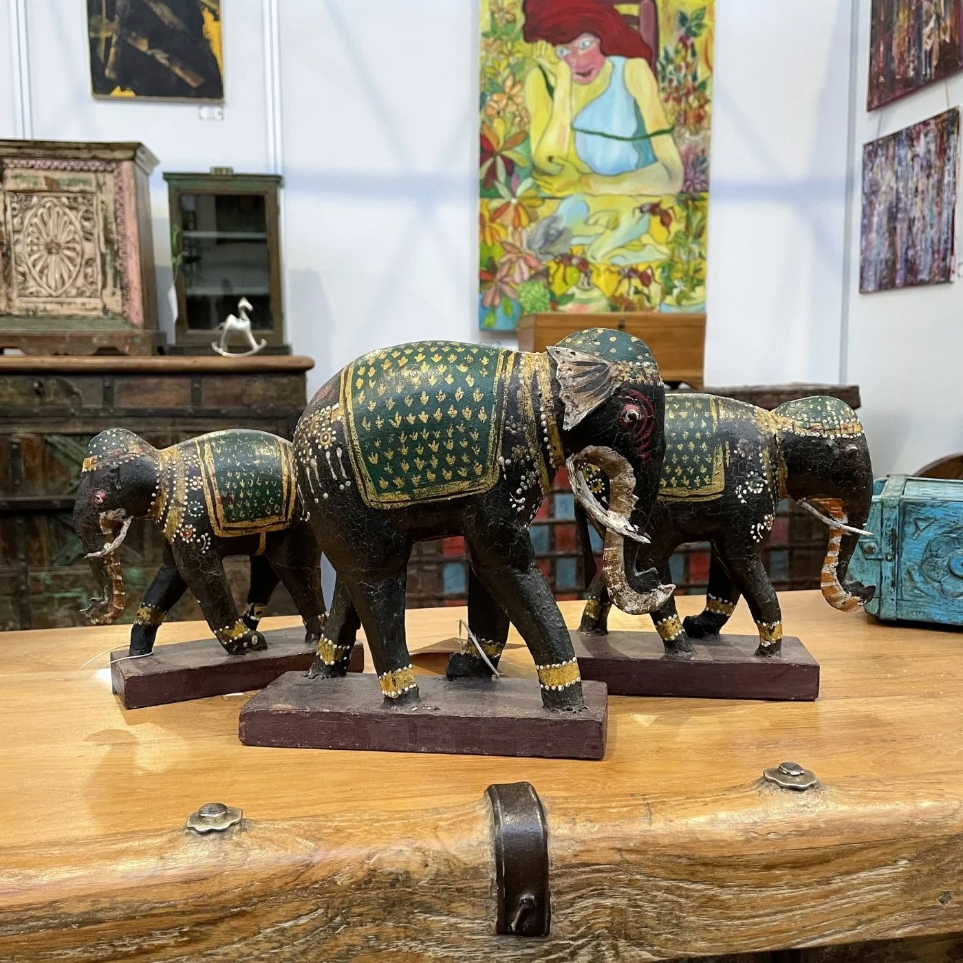 Dekorative Holz-Elefantenfigur mit traditionellen Mustern